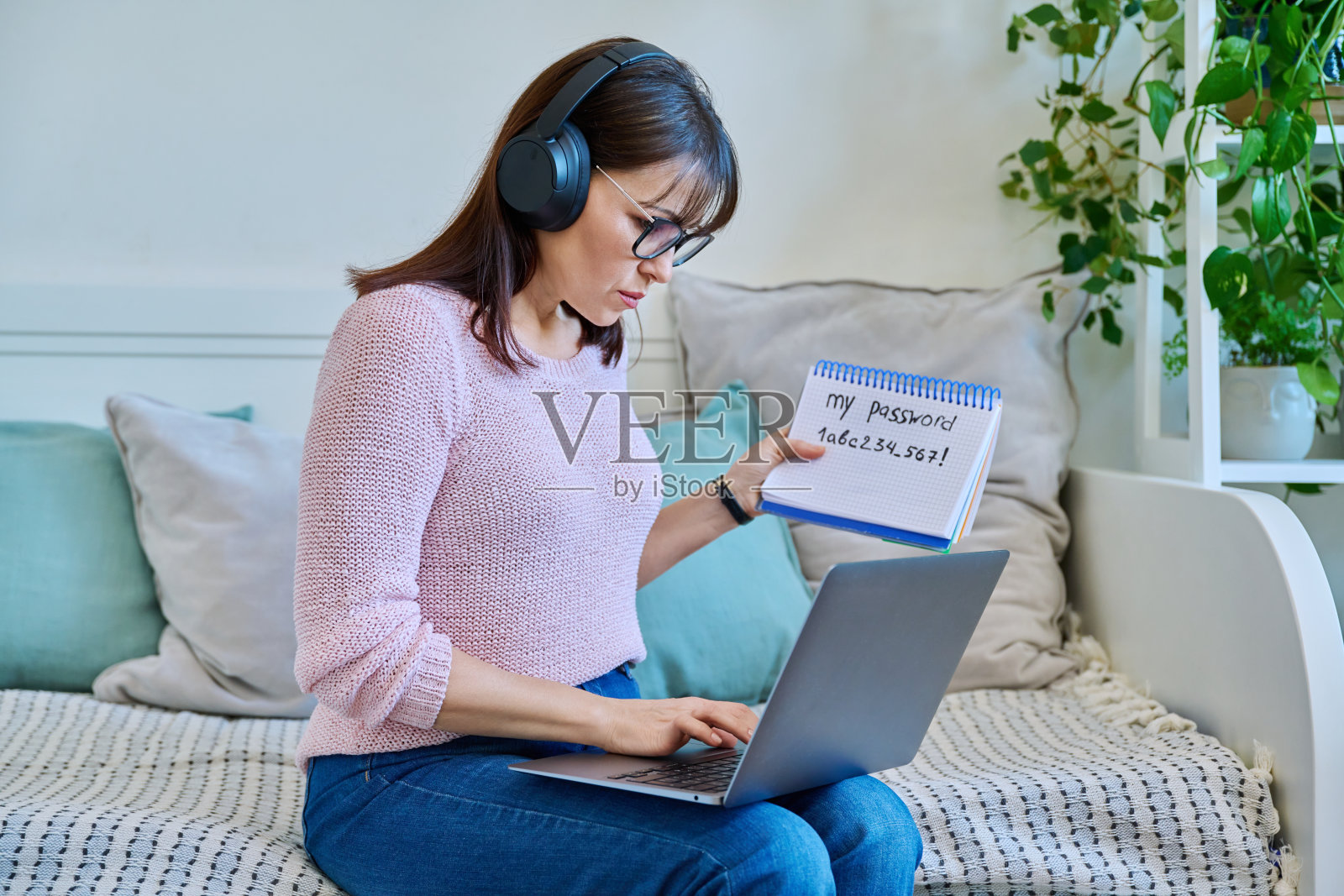 中年女性用户在笔记本电脑上输入密码照片摄影图片