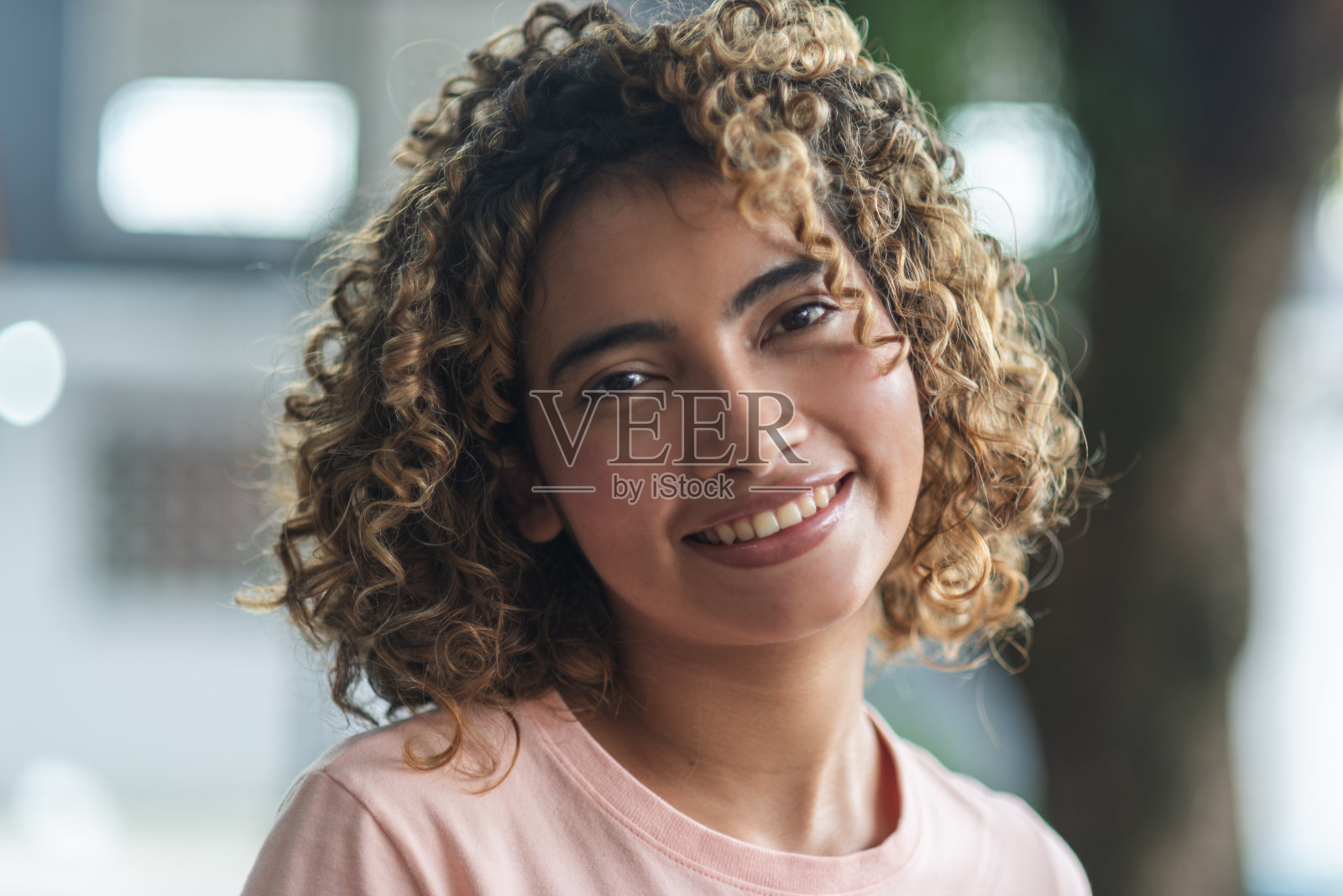 年轻女子微笑的肖像照片摄影图片