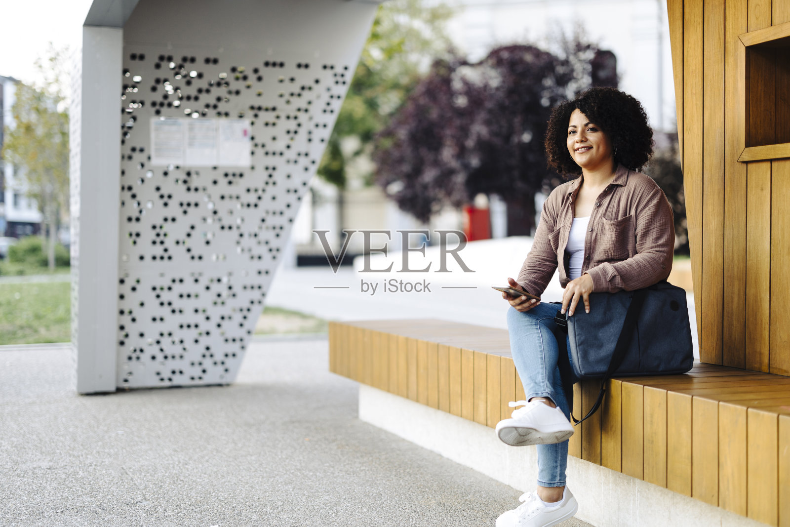 在汽车站等车的年轻女子的肖像照片摄影图片