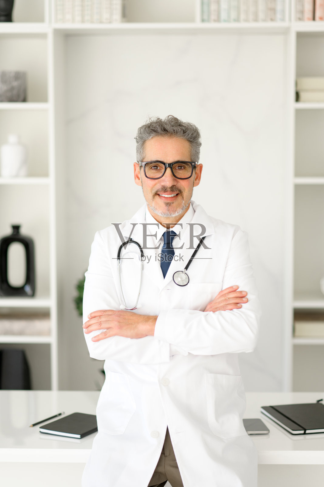 白发苍苍，经验丰富，自信的资深医生照片摄影图片