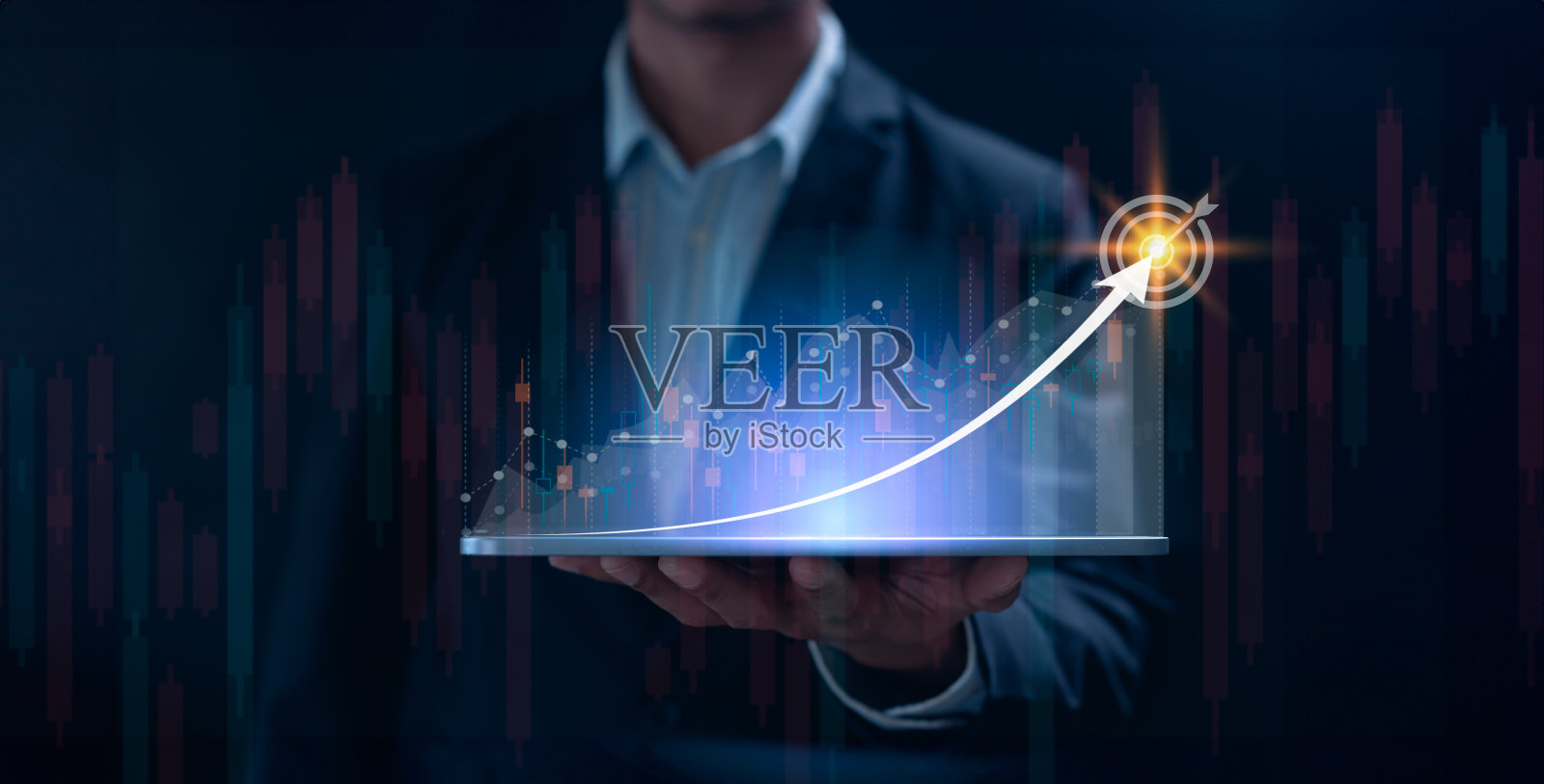商人拿着平板电脑，展示一个不断增长的虚拟全息图，上面有统计数据、图表和股票，箭头指向目标。计划和策略，股票市场，业务增长或成功的概念。照片摄影图片