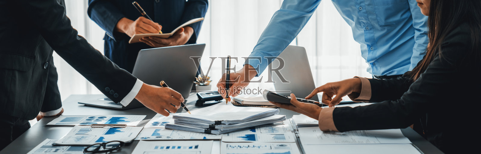 会计公司为利润收入提供财务和税务。洞察力照片摄影图片