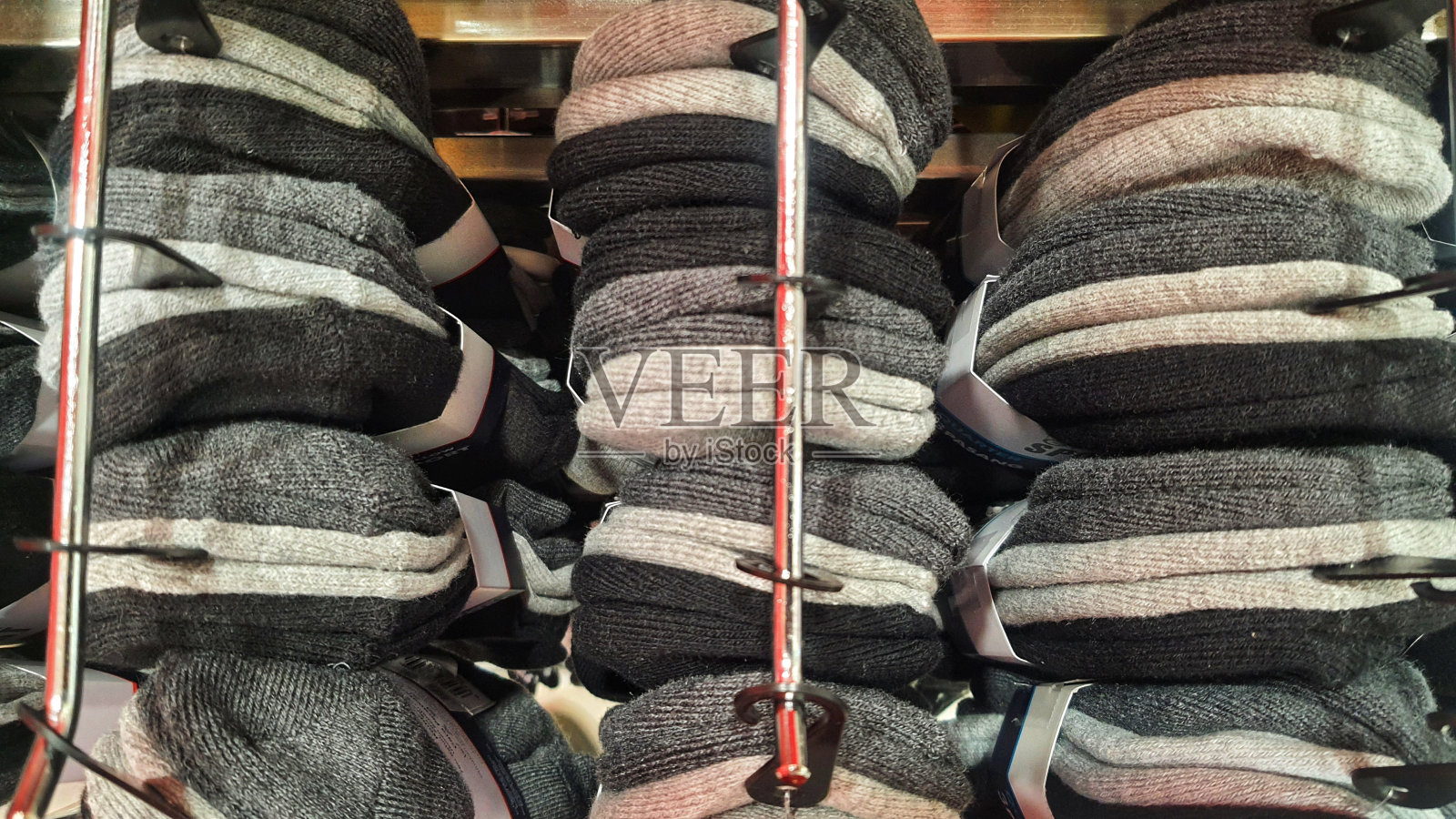 双袜子挂在货架上的商店展示，正上方的视图照片摄影图片