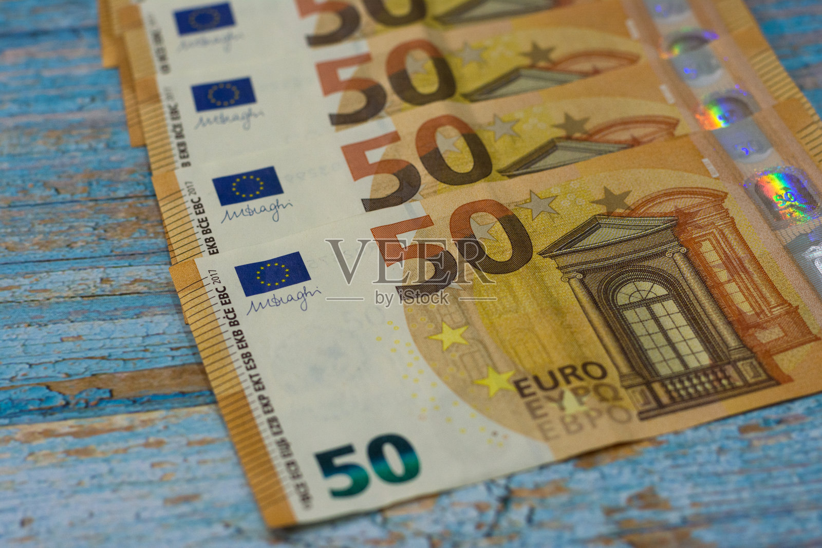 浅蓝色的桌子上放着50欧元钞票照片摄影图片