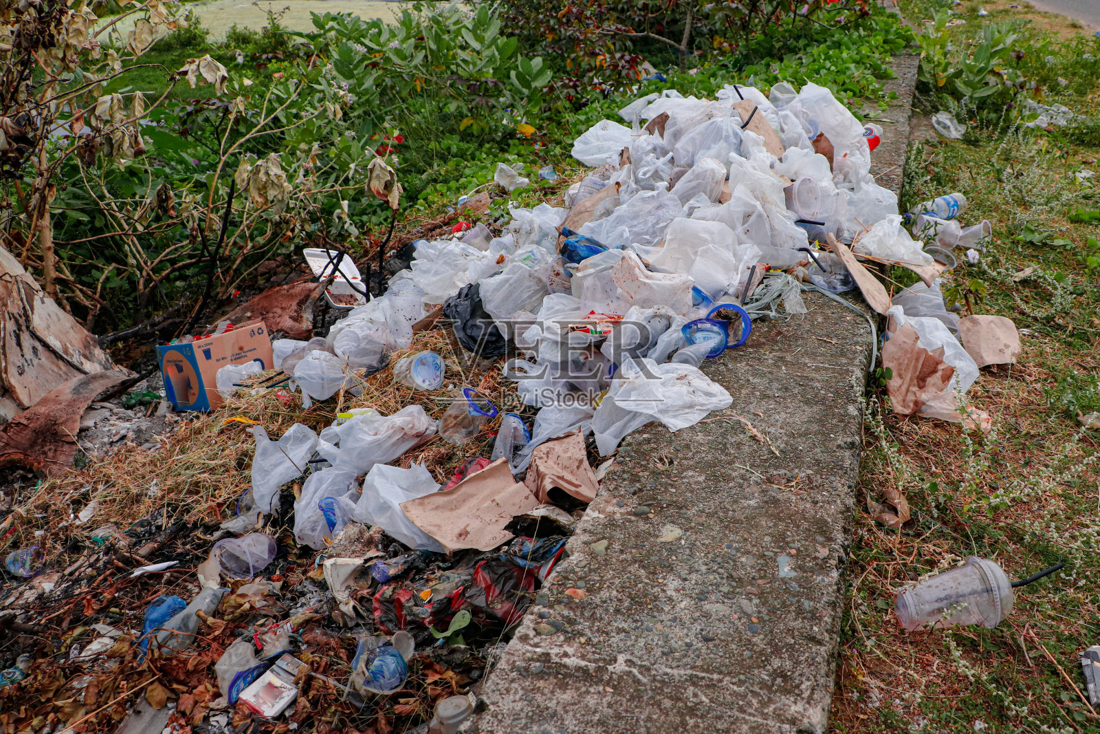 环境污染，垃圾，路边，亚齐Besar，亚齐，印度尼西亚照片摄影图片