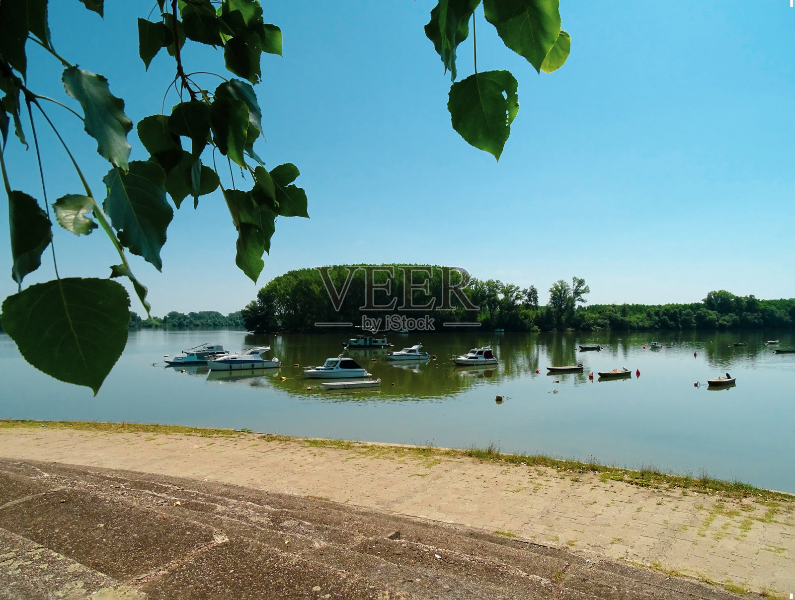 多瑙河上格罗卡附近的码头和多瑙河上的一个小码头照片摄影图片