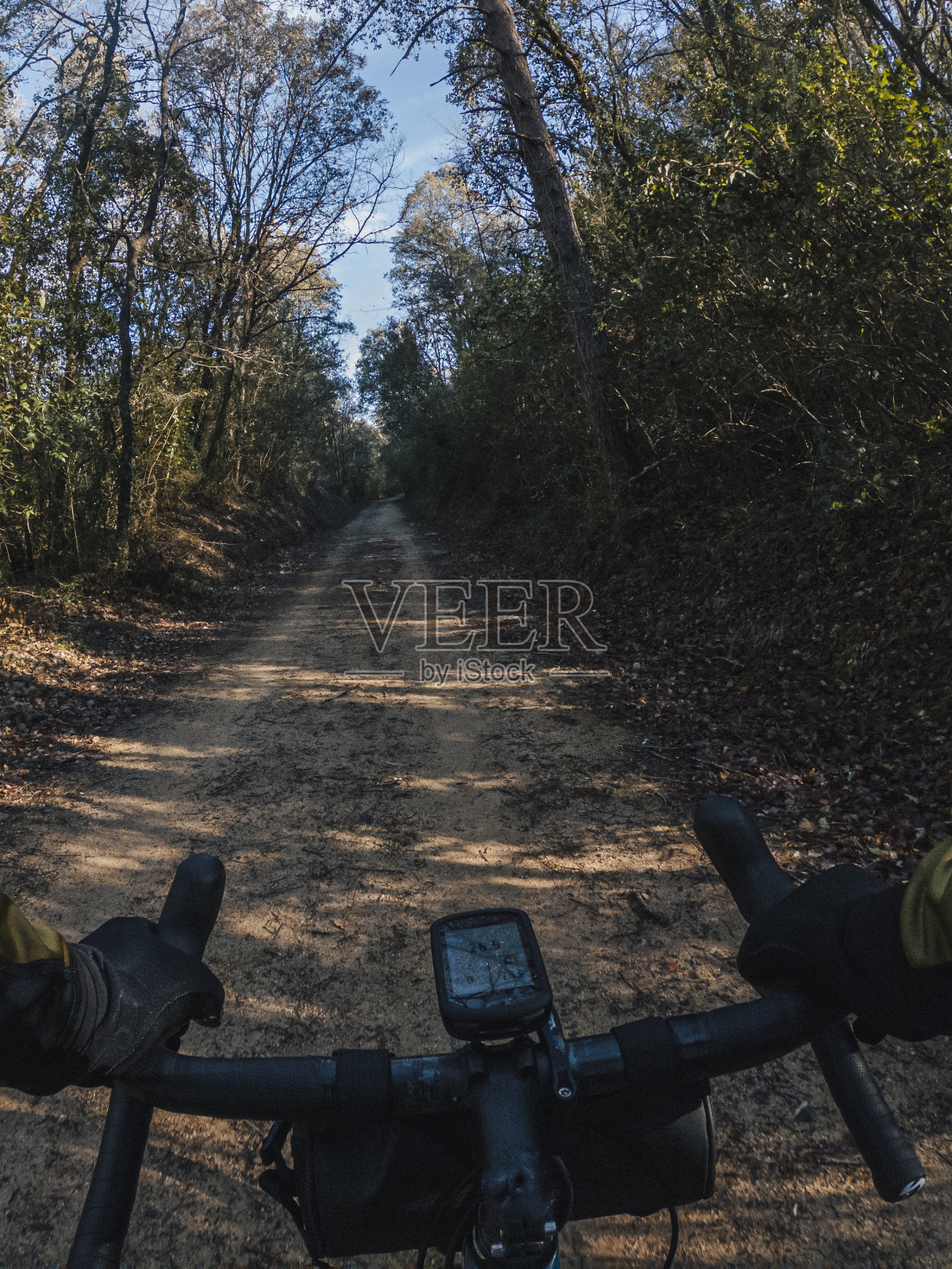 在加泰罗尼亚赫罗纳的乡间小路上，骑着一辆砾石自行车穿过森林照片摄影图片