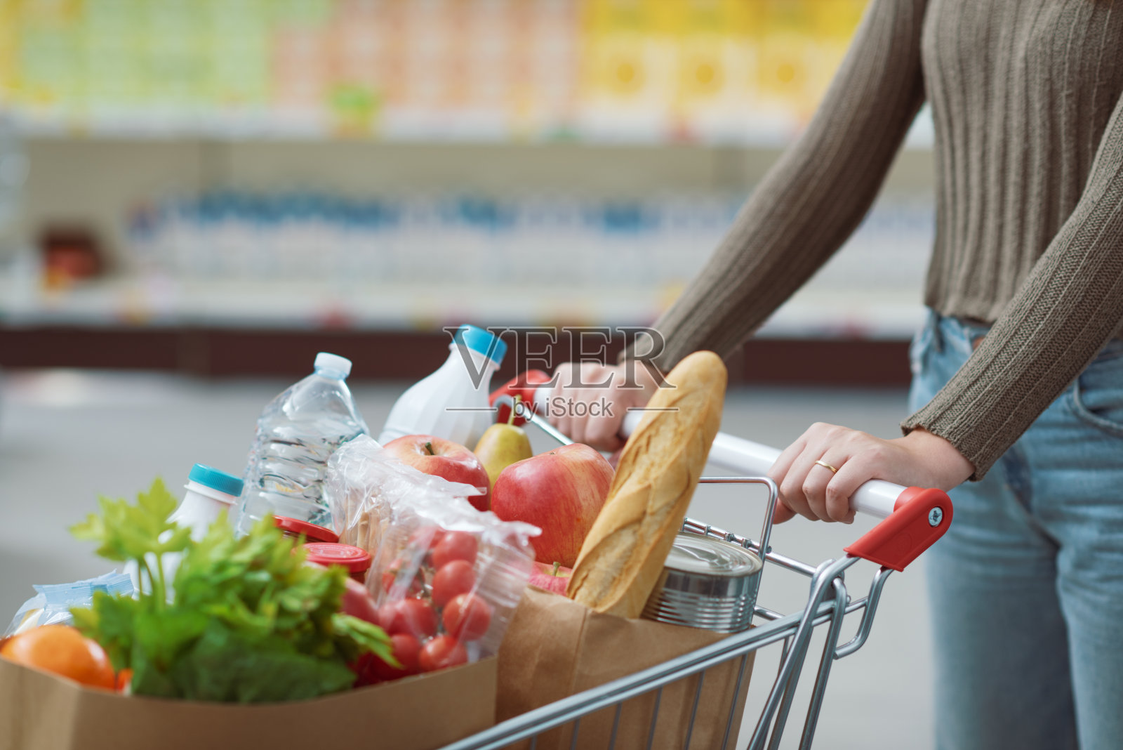 顾客在超市买杂货照片摄影图片