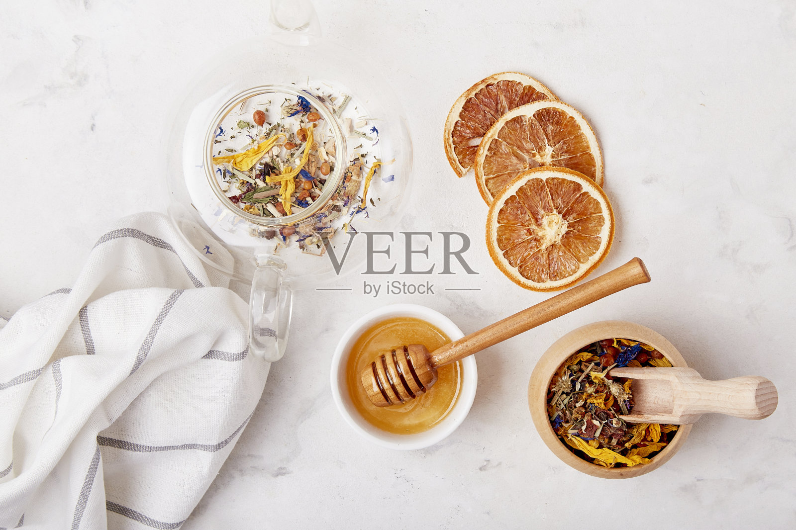 浇入有机山间混合镇静凉茶。健康疗养与草药输液照片摄影图片