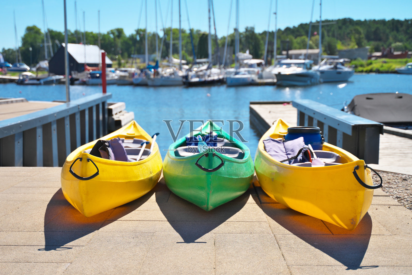 在港口有三艘皮艇。以游艇为背景的皮艇。Pavilosta,拉脱维亚。有选择性的重点。照片摄影图片
