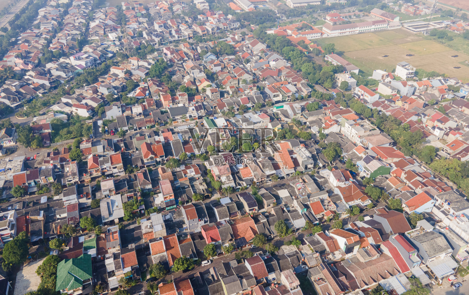 印尼西爪哇万隆市郊区的格德巴格居民区鸟瞰图。建成区的发展继续向城市的郊区发展。照片摄影图片