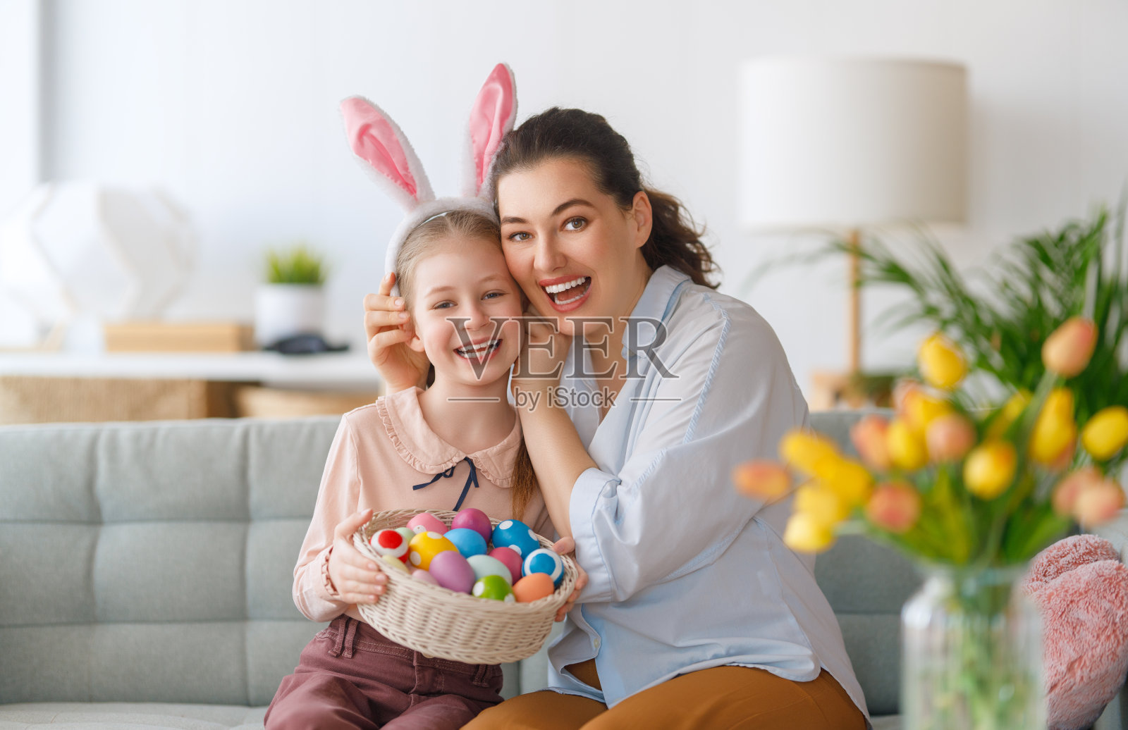 家庭庆祝复活节照片摄影图片