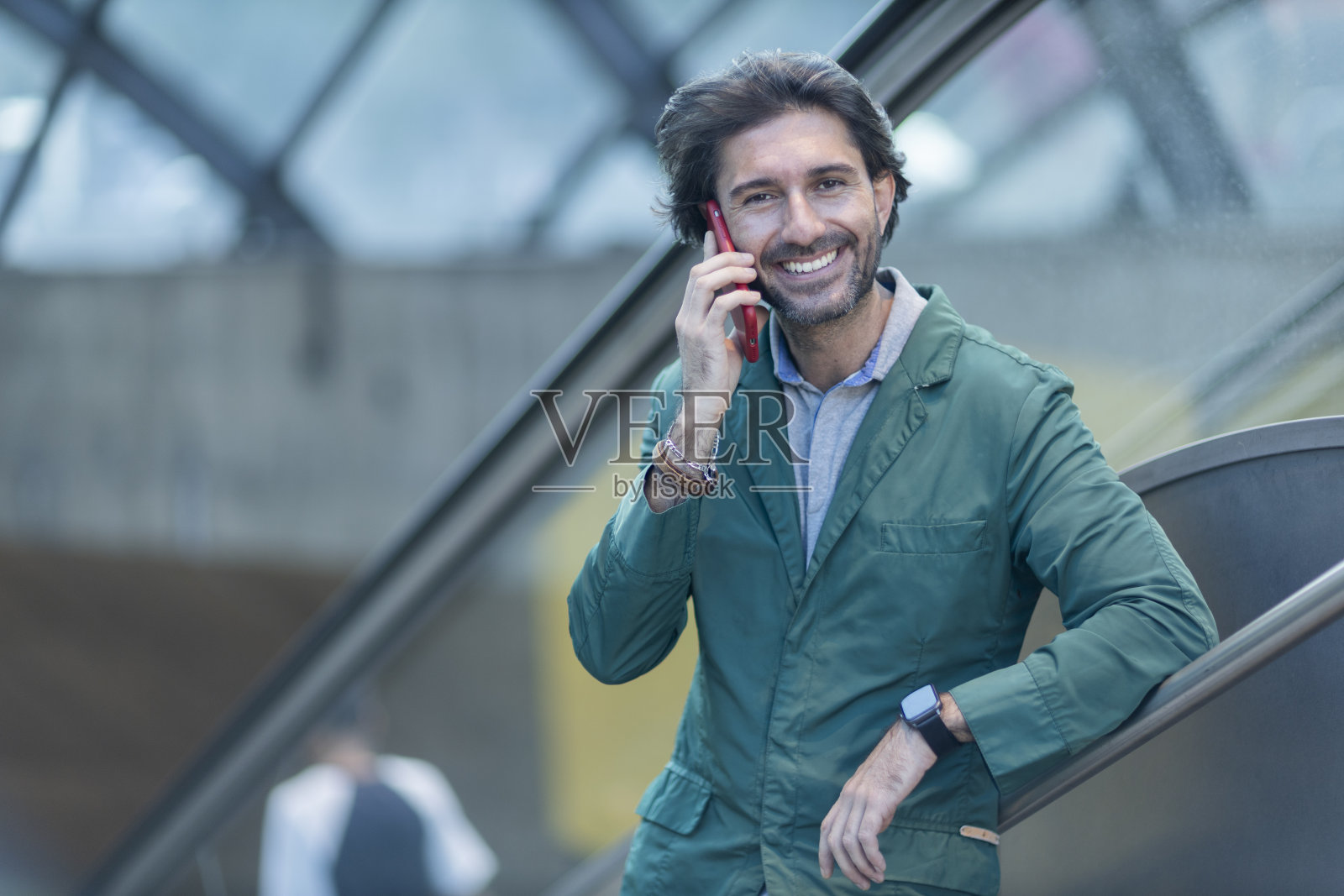 黄昏时分，一个年轻人在室内使用智能手机照片摄影图片