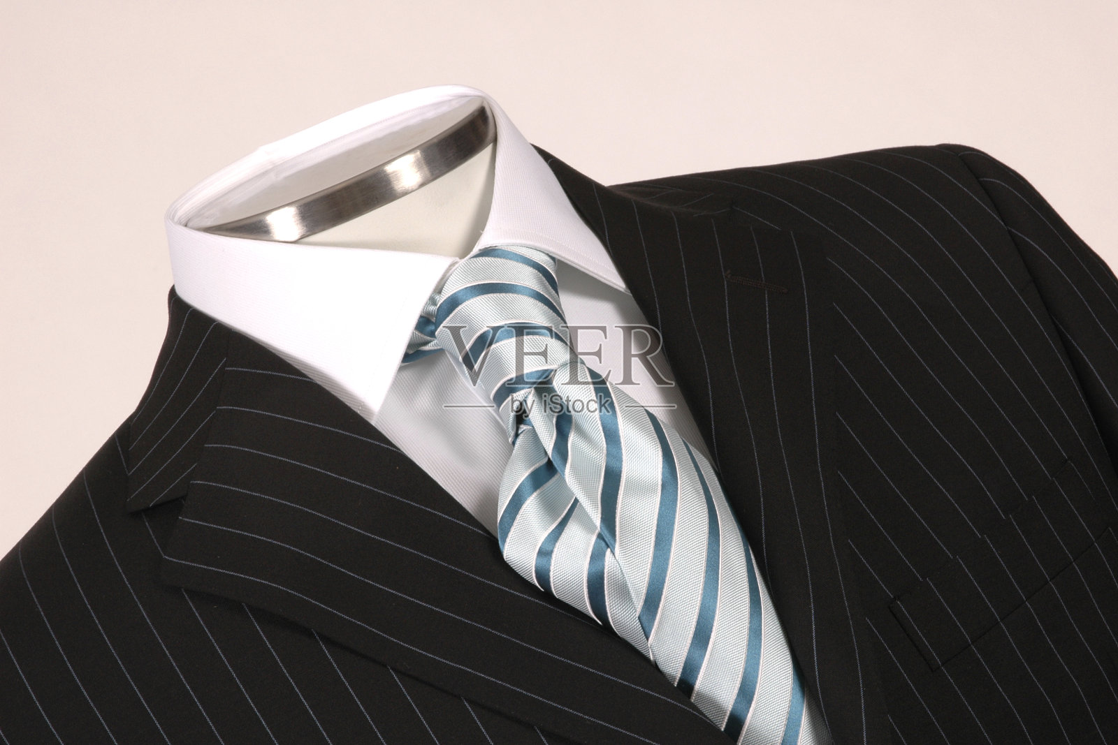 人体模型上的棕色条纹西装和奢华条纹领带，时尚的正装，生活方式的概念照片摄影图片