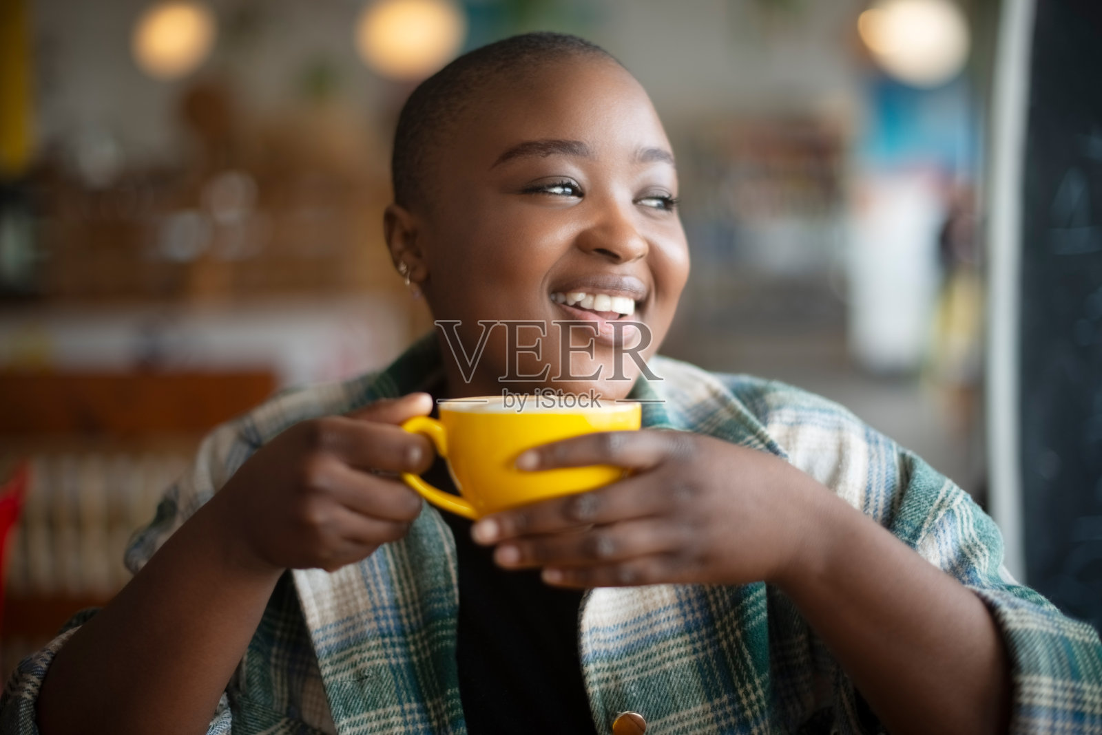 黑人妇女，想到或高兴在咖啡馆，上午或下午茶休息周末放松。非洲人，通过一杯卡布奇诺，灵感或餐馆的热饮，积极或创造性的思维照片摄影图片