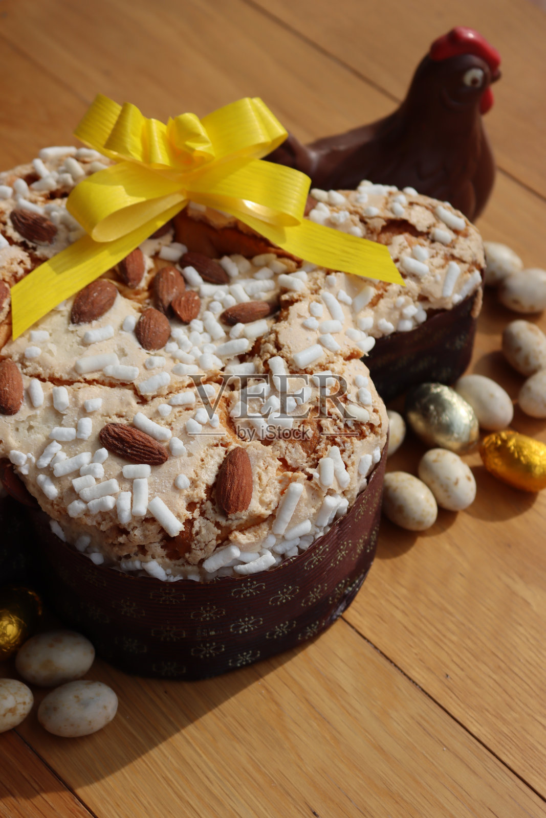 意大利人Colomba Pasquale。甜蜜的复活节蛋糕与黑巧克力母鸡和鸡蛋照片摄影图片