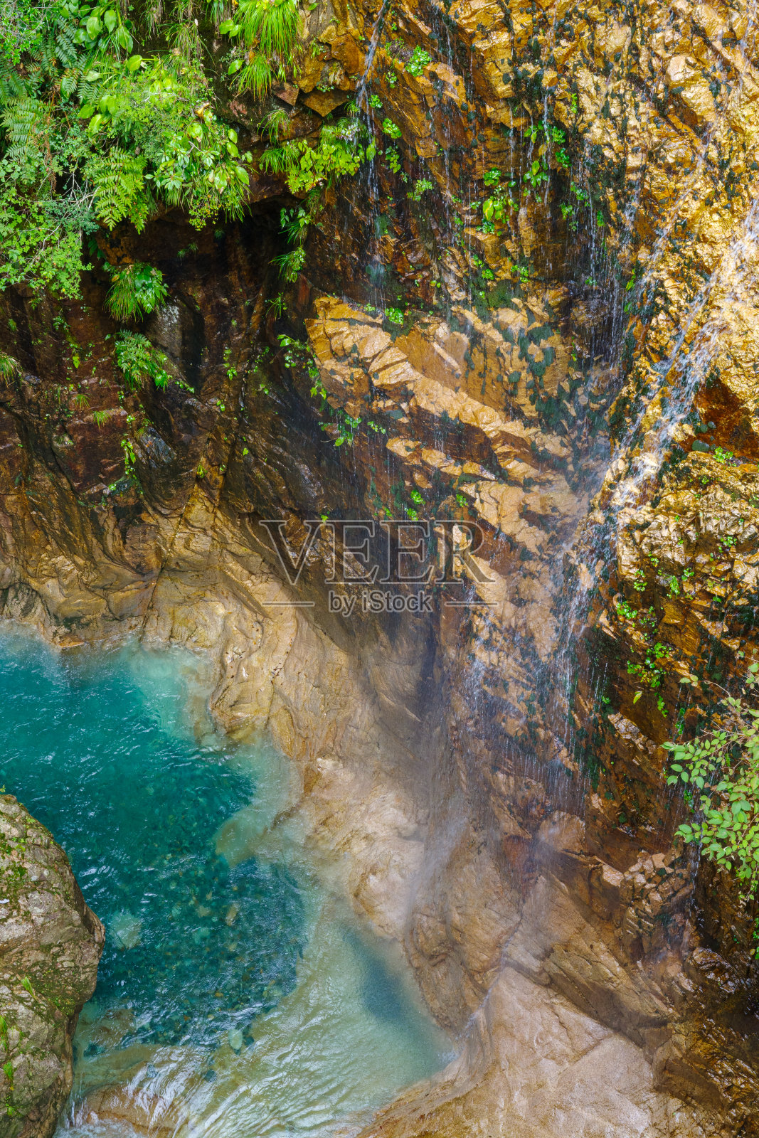 美丽的翠绿水面和丝绸瀑布的Kaore山谷(岐阜关市)照片摄影图片