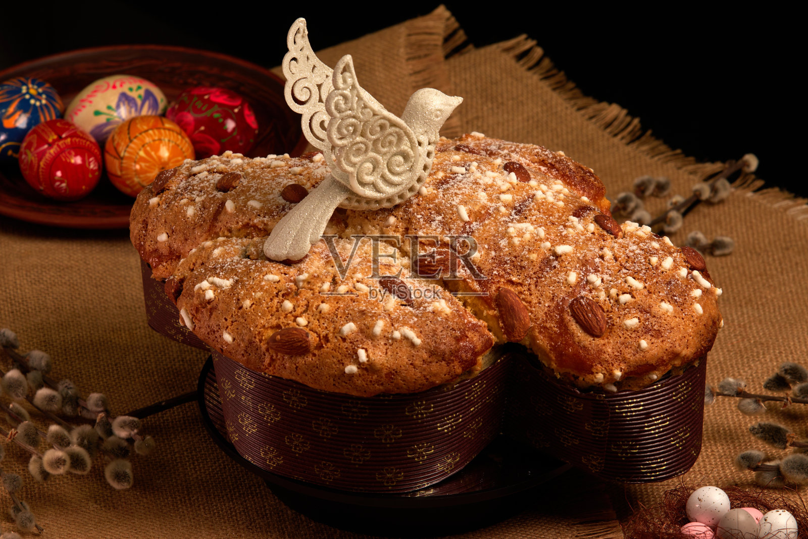 COLOMBA蛋糕，意大利传统的复活节甜点。复活节鸽子蛋糕照片摄影图片