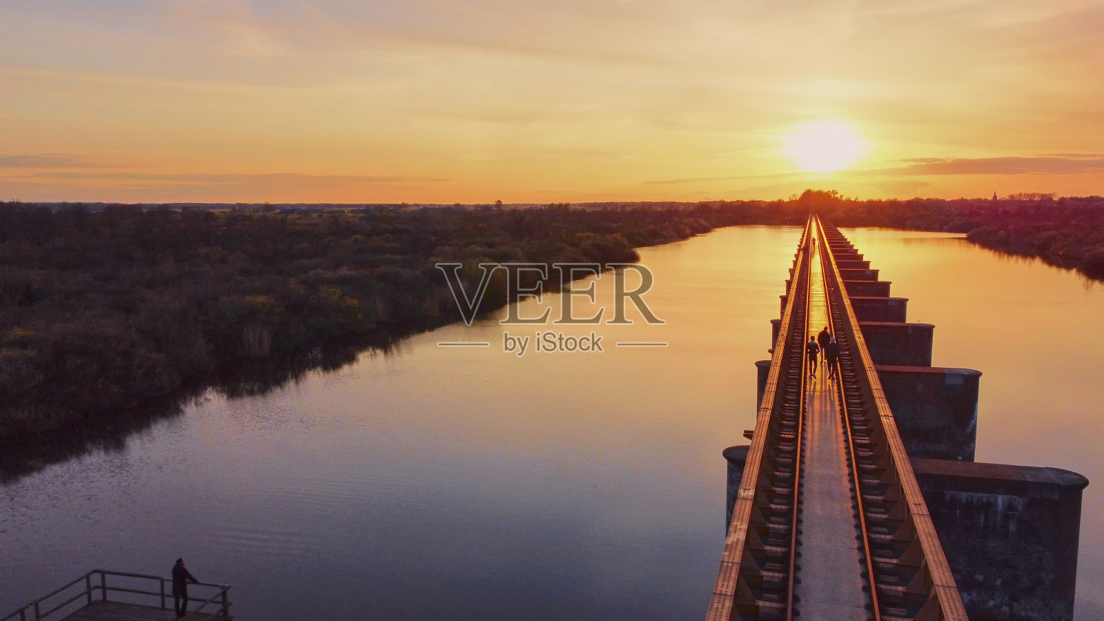 荷兰登博什的莫尔普敦老铁路桥照片摄影图片