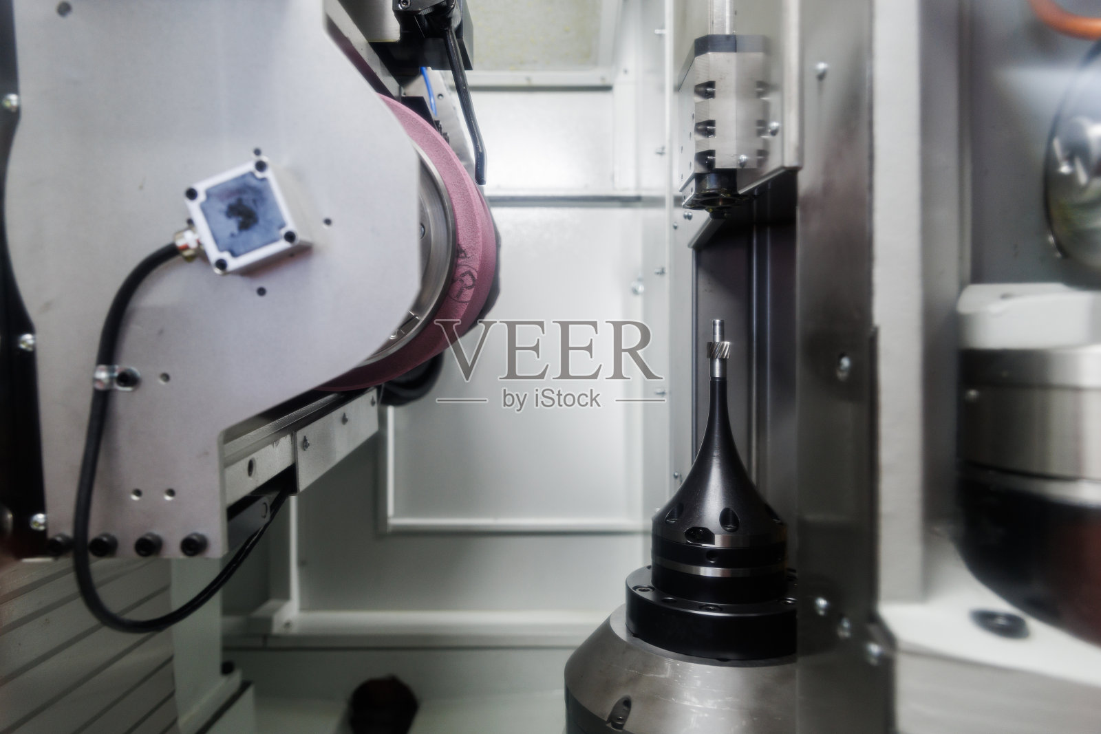 大型数控机床加工零件照片摄影图片