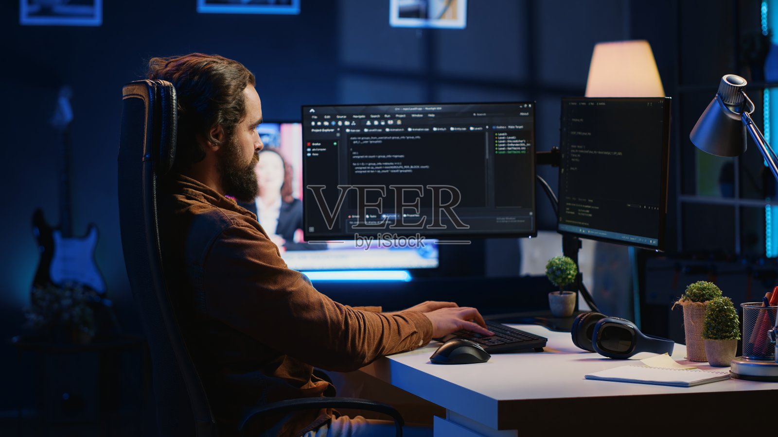 开发人员致力于修复数据库错误，而在家工作照片摄影图片