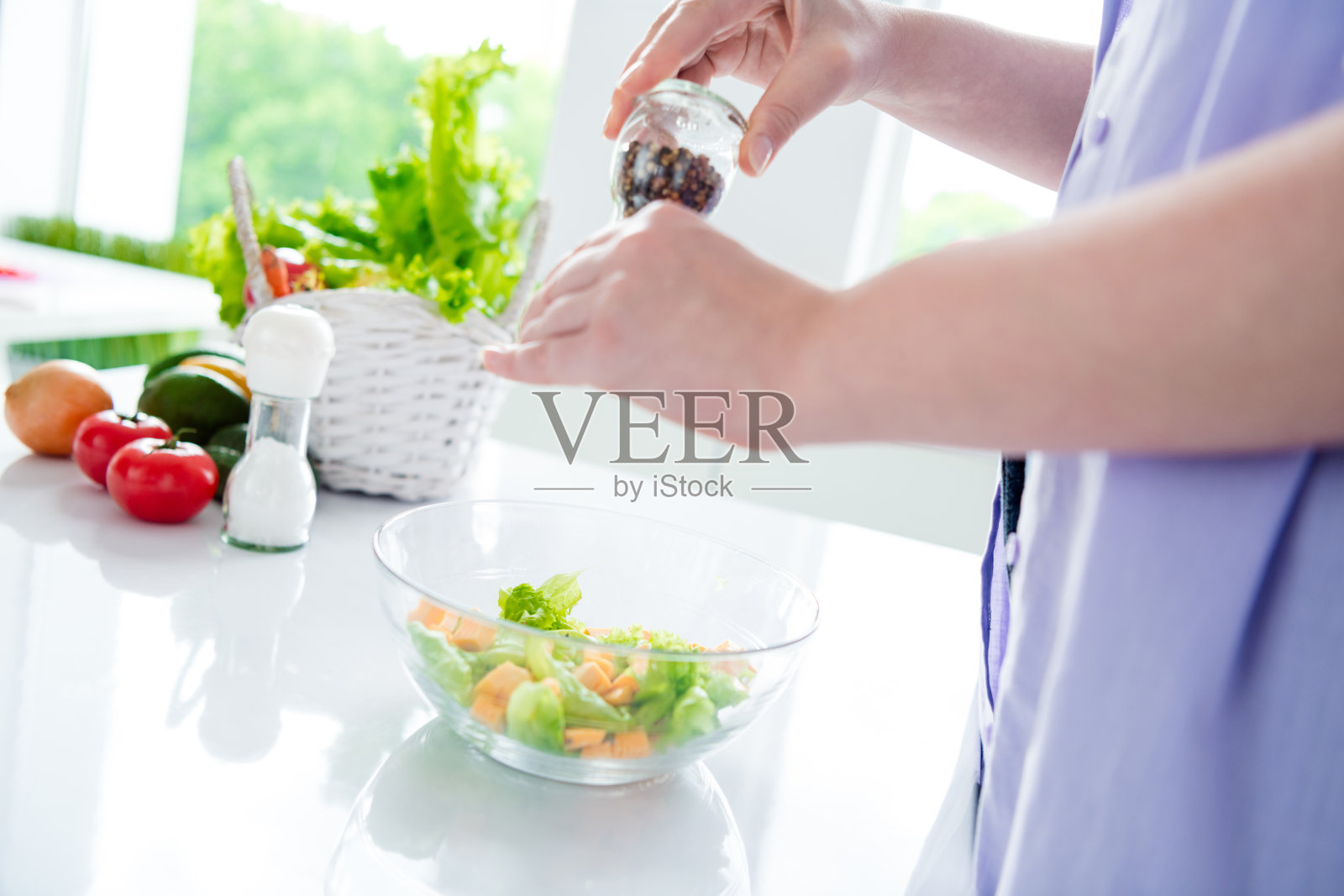 女士在厨房烹饪蔬菜沙拉的局部照片照片摄影图片
