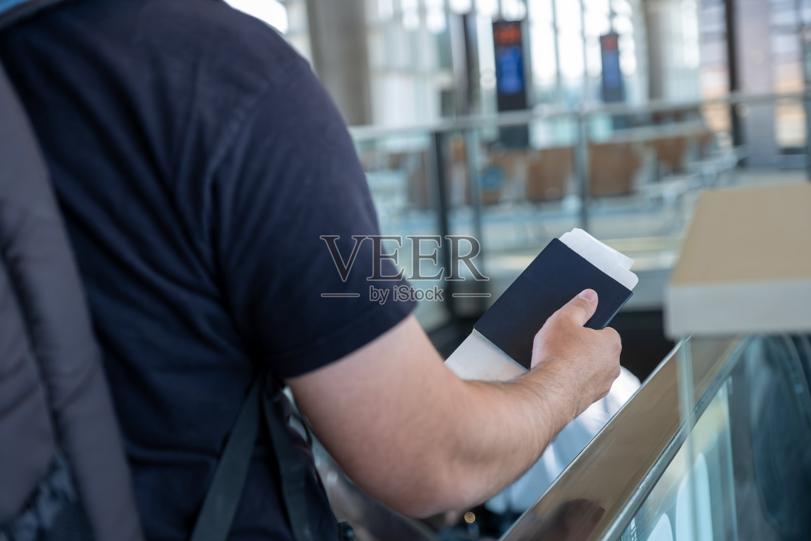 在机场准备开始新冒险的年轻阿拉伯男子照片摄影图片