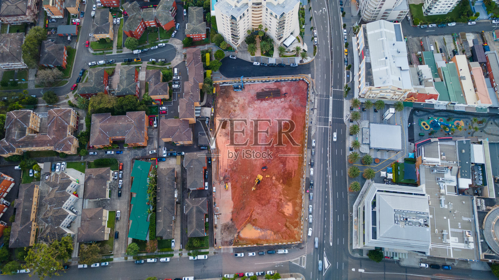 2024年2月，新南威尔士州南悉尼萨瑟兰郡克罗纳拉北部门户的建筑工地上空的无人机视图照片摄影图片