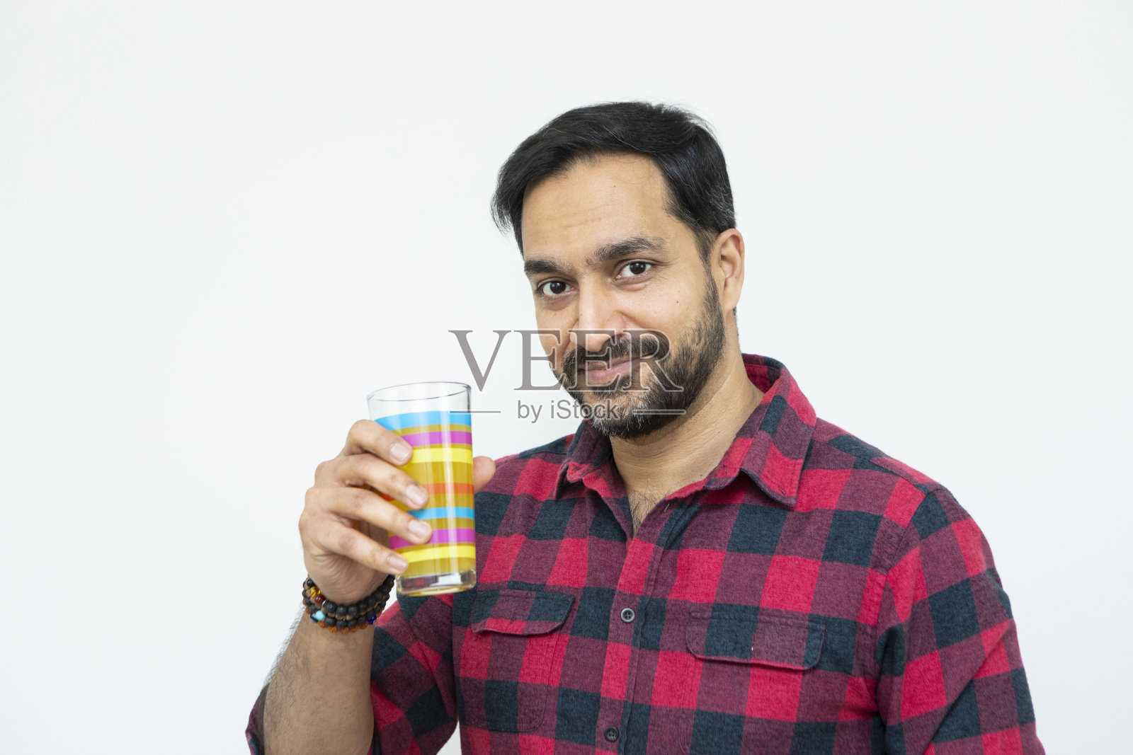 一个中年男子拿着橙汁饮料的画像照片摄影图片