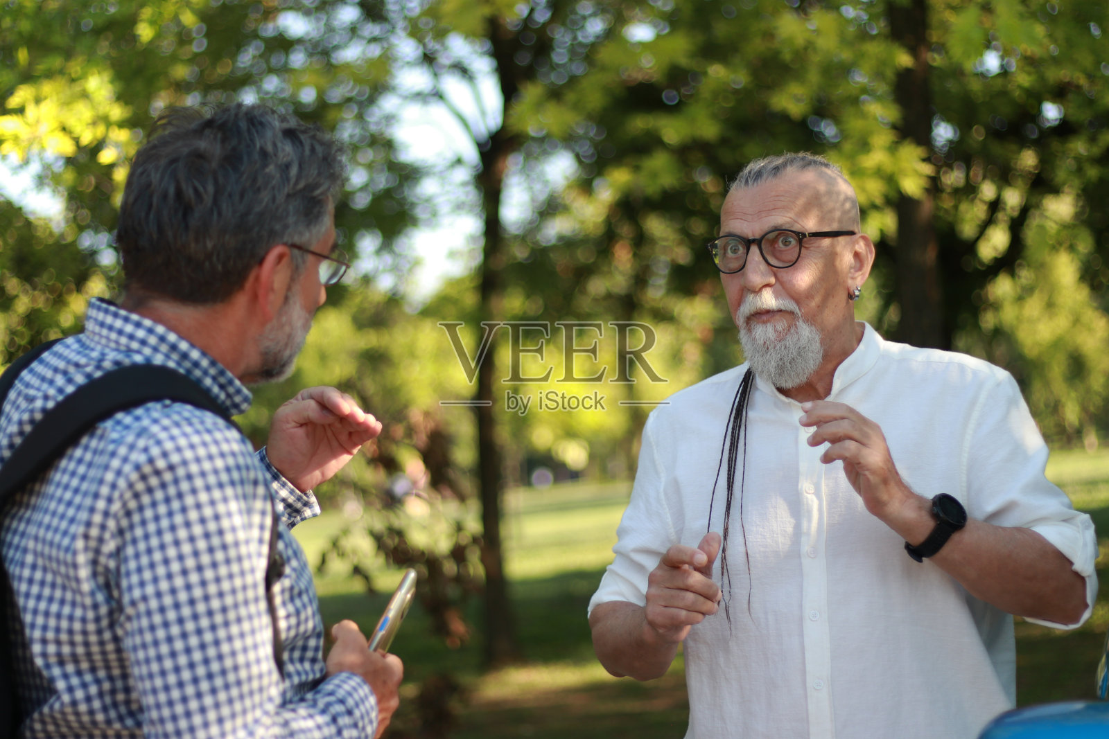 几个戴眼镜的老人在聊天照片摄影图片