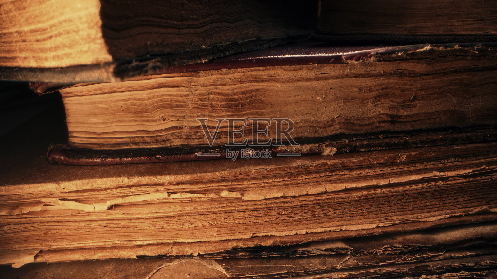 古董店或废弃图书馆里的旧书。宏观的画面。复古风格的书店。文学、知识、信息观念。照片摄影图片