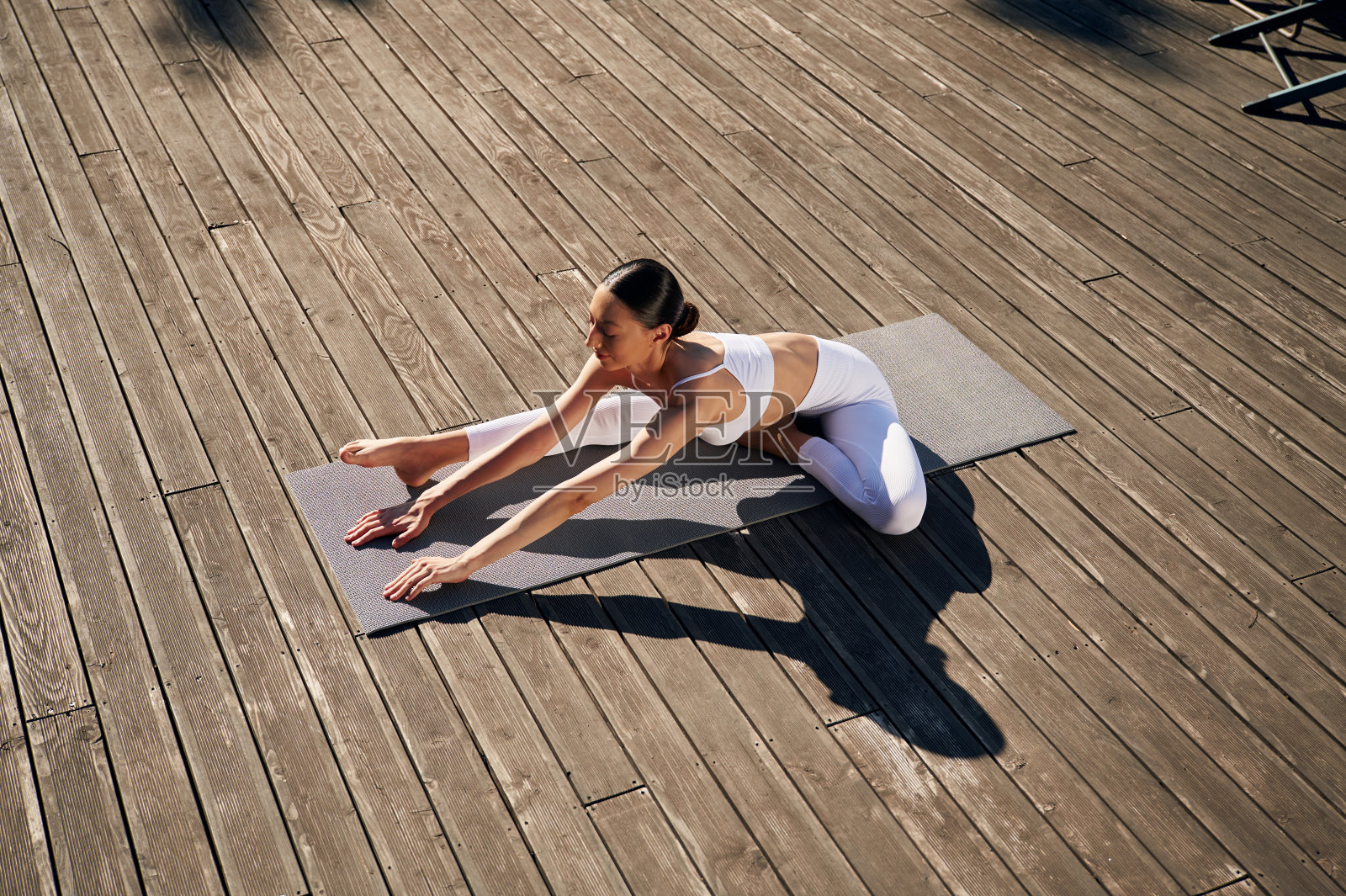 灵活的身体类型和锻炼。穿着健身服的年轻女子在户外照片摄影图片