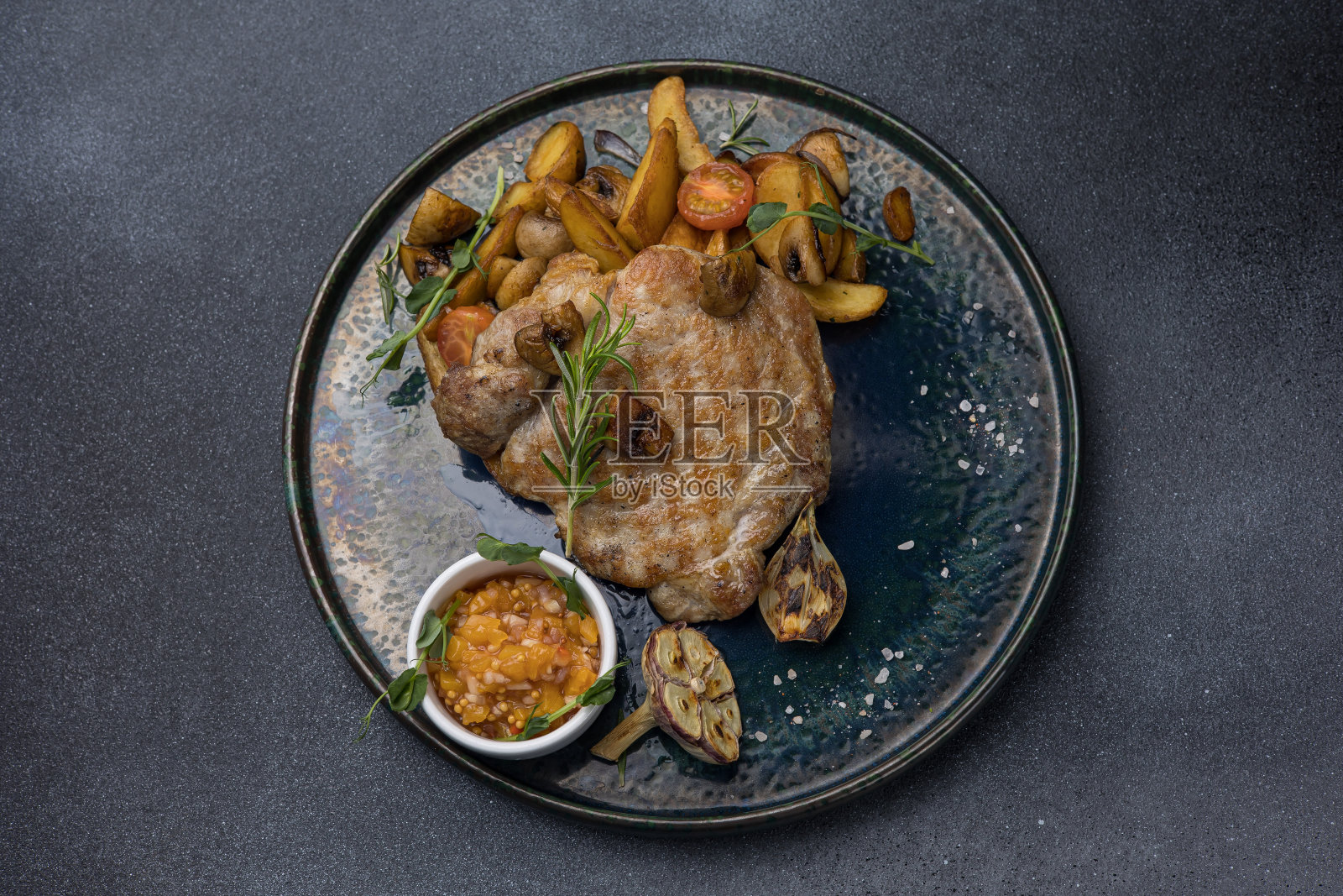 餐馆或酒吧里美味的肉类菜肴。特写镜头照片摄影图片