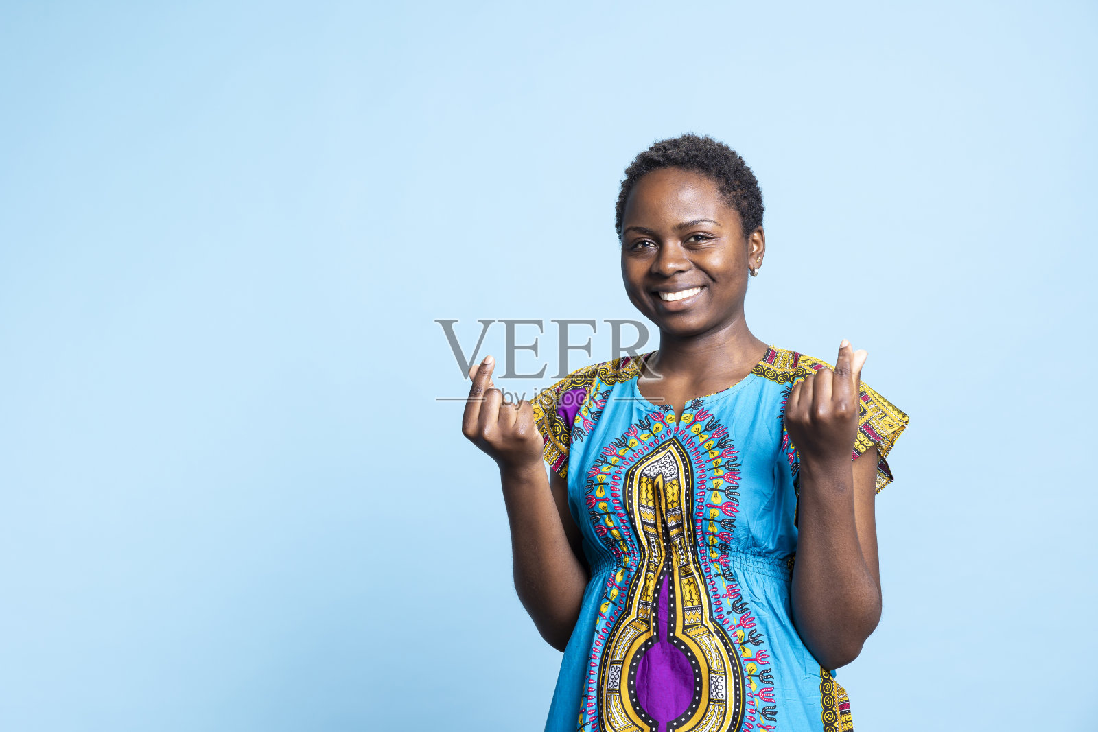 穿着少数民族服装的非裔美国妇女要求获得报酬照片摄影图片