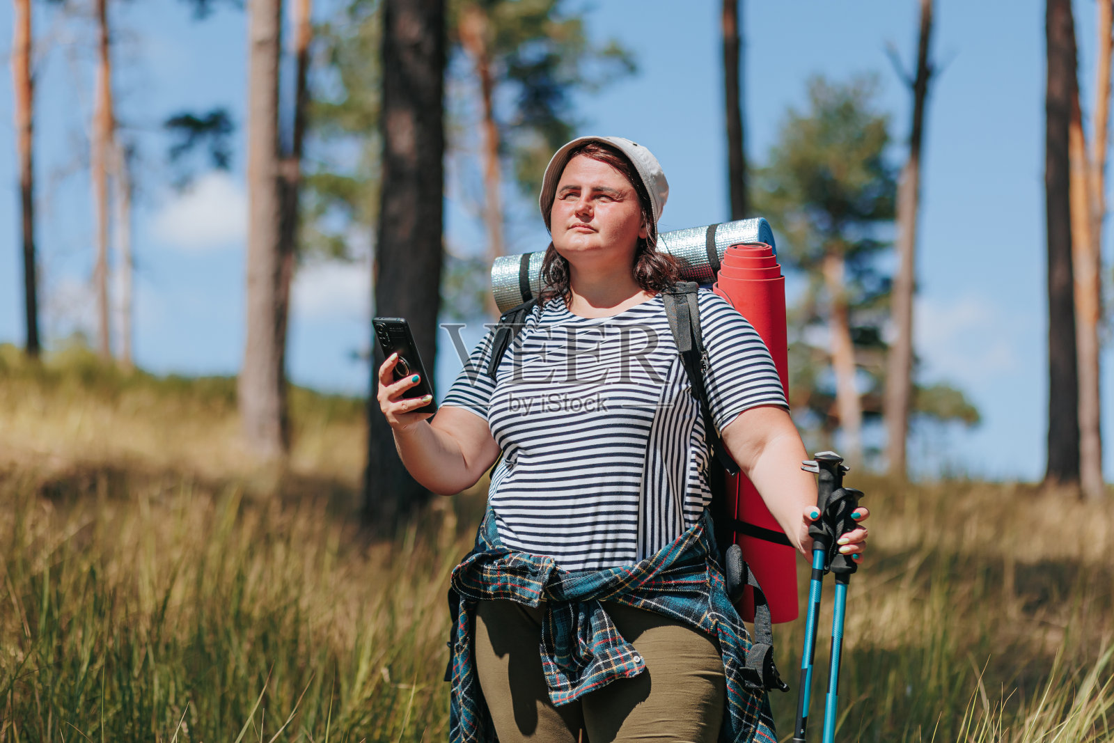 超重女性在林地中心放松休息照片摄影图片