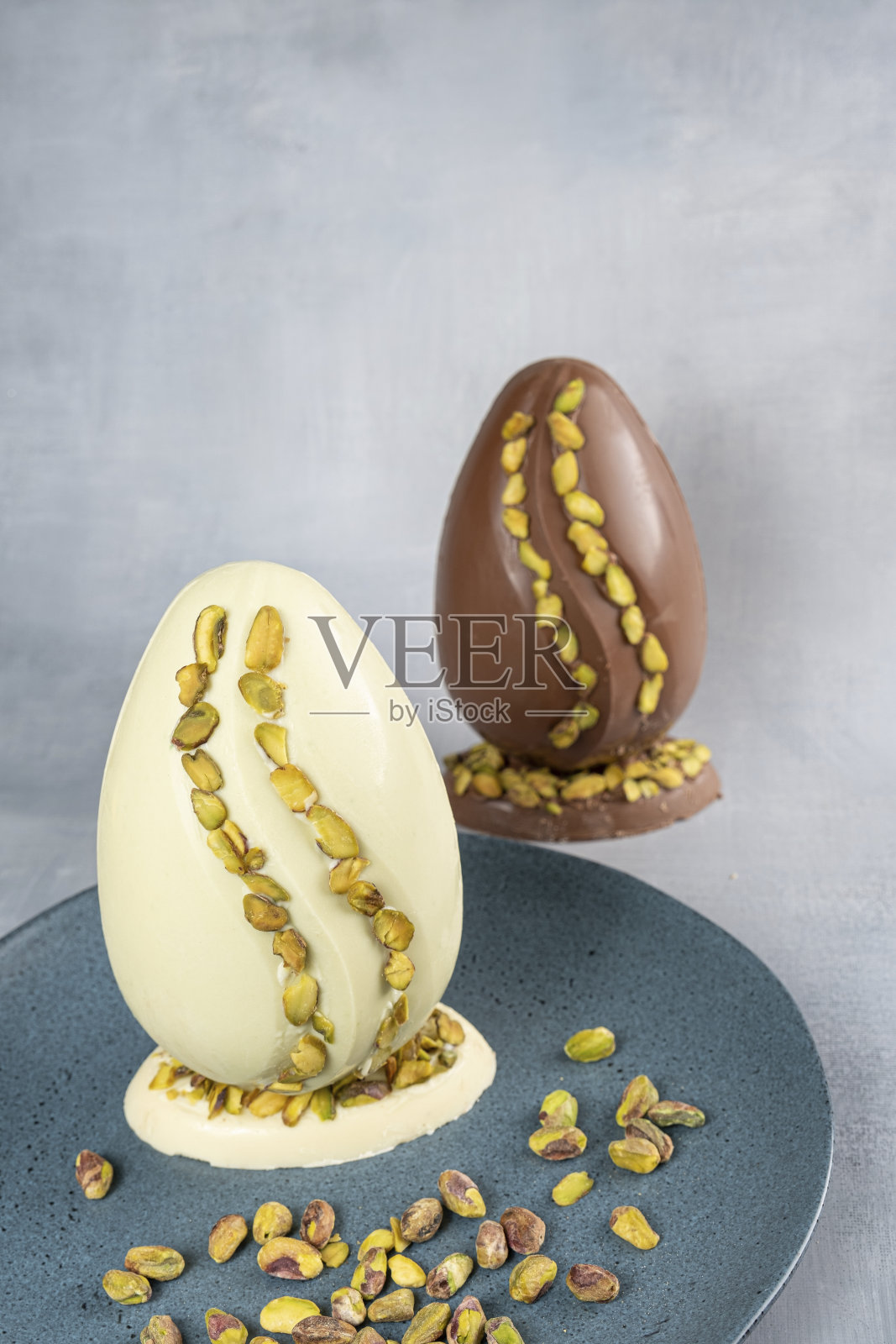 什锦复活节彩蛋，配开心果、牛奶和黑巧克力照片摄影图片