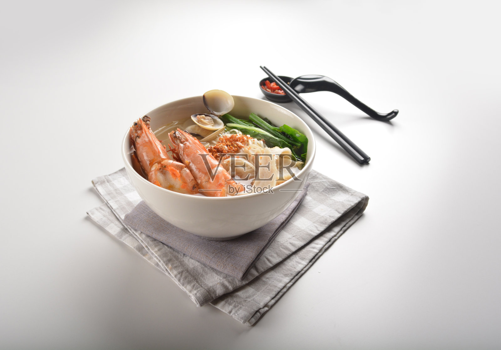 大老虎虾海鲜拉拉与蜂熏面条mee汤热亚洲菜单在碗白色桌子上亚洲咖啡馆餐厅清真菜单照片摄影图片