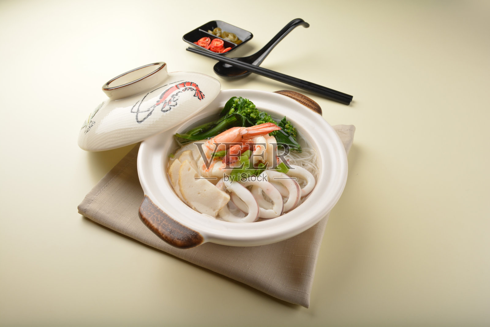 中式清炒干蜂香面，混合海鲜鱼拉拉壳和对虾sotong鱿鱼浓汁泥锅白桌筷子餐厅亚洲健康咖啡馆著名的清真菜单照片摄影图片