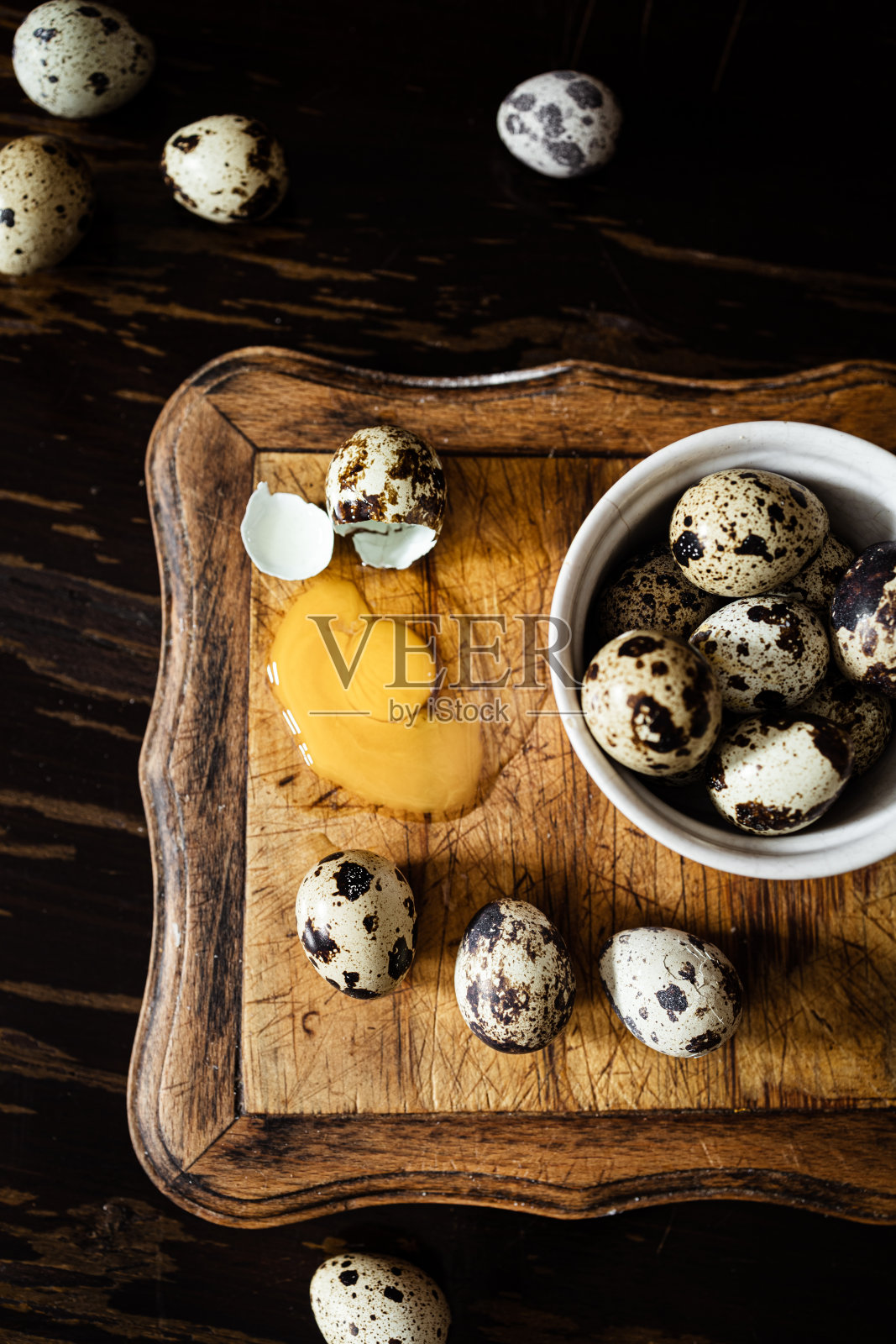 鹌鹑蛋，有一个破碎的显示壳的纹理照片摄影图片