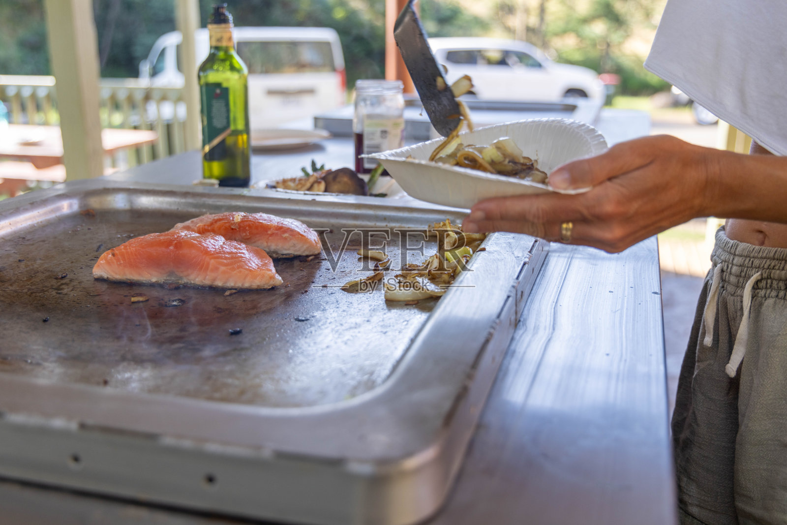 夏天妇女在烧烤架上烹饪食物的细节照片摄影图片