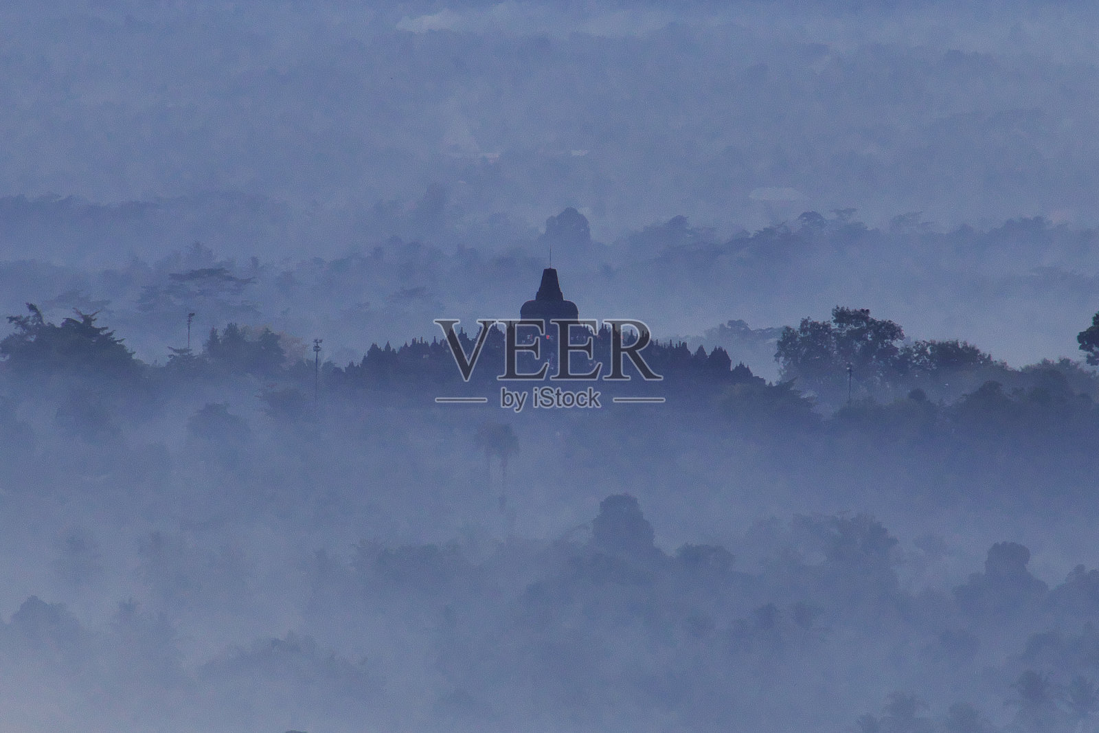 印度尼西亚婆罗浮屠寺日出时的蓝雾照片摄影图片