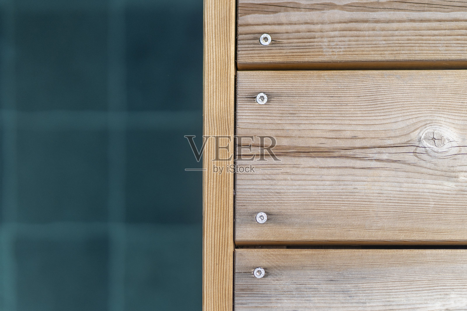 池畔的木甲板和深蓝色的水照片摄影图片