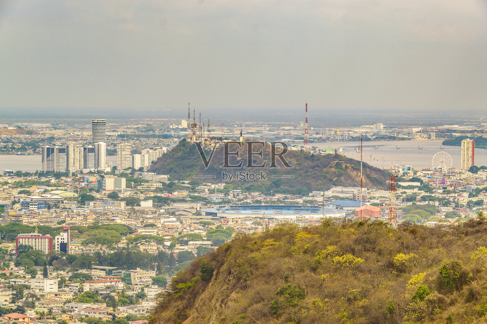 从贝拉维斯塔山鸟瞰瓜亚基尔，厄瓜多尔照片摄影图片