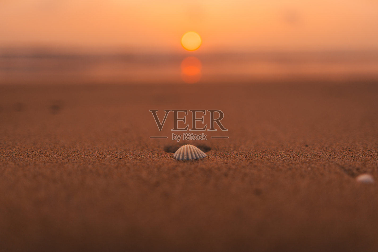 日落在海滩和橙色的海浪照片摄影图片