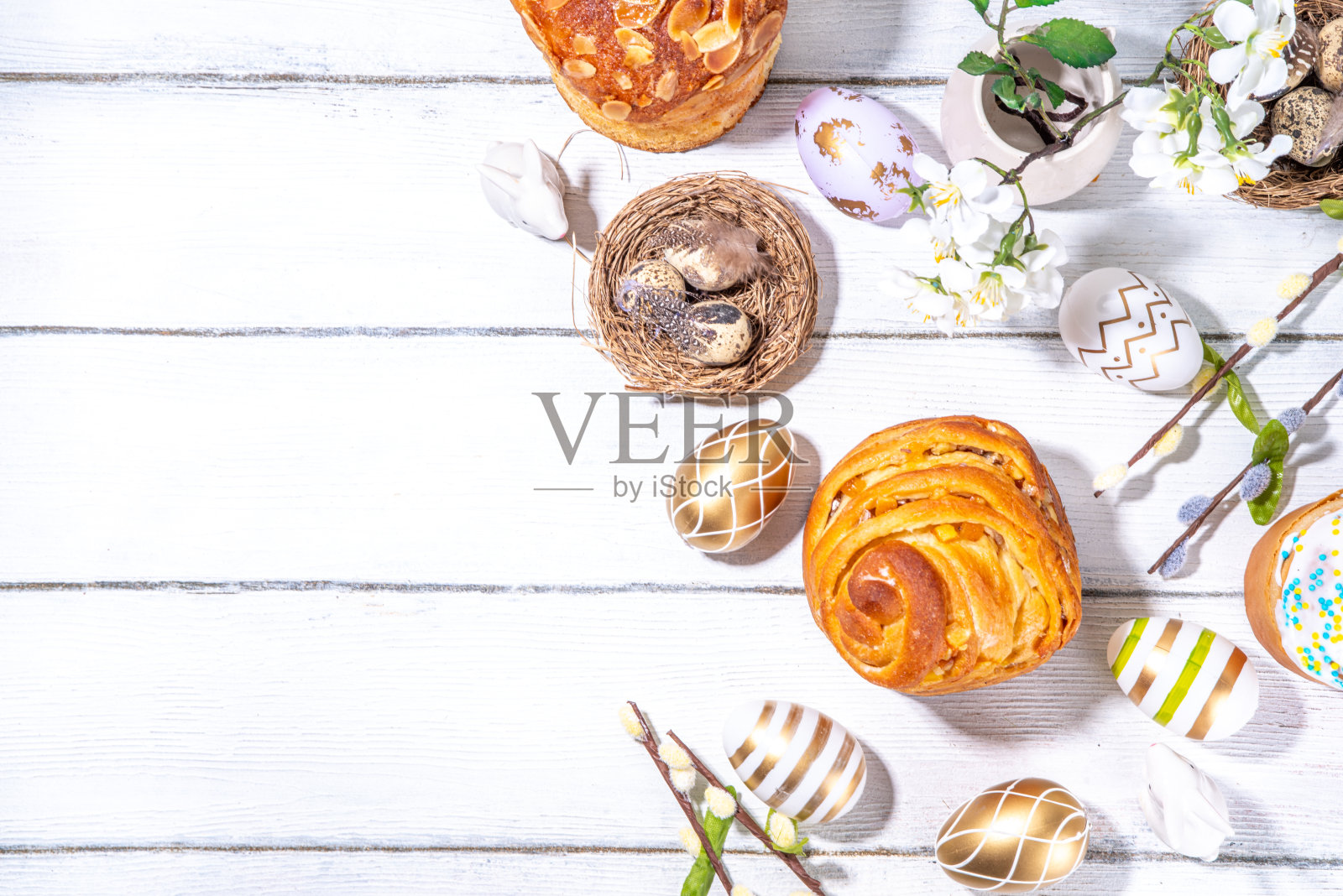 复活节背景与复活节彩蛋和蛋糕照片摄影图片