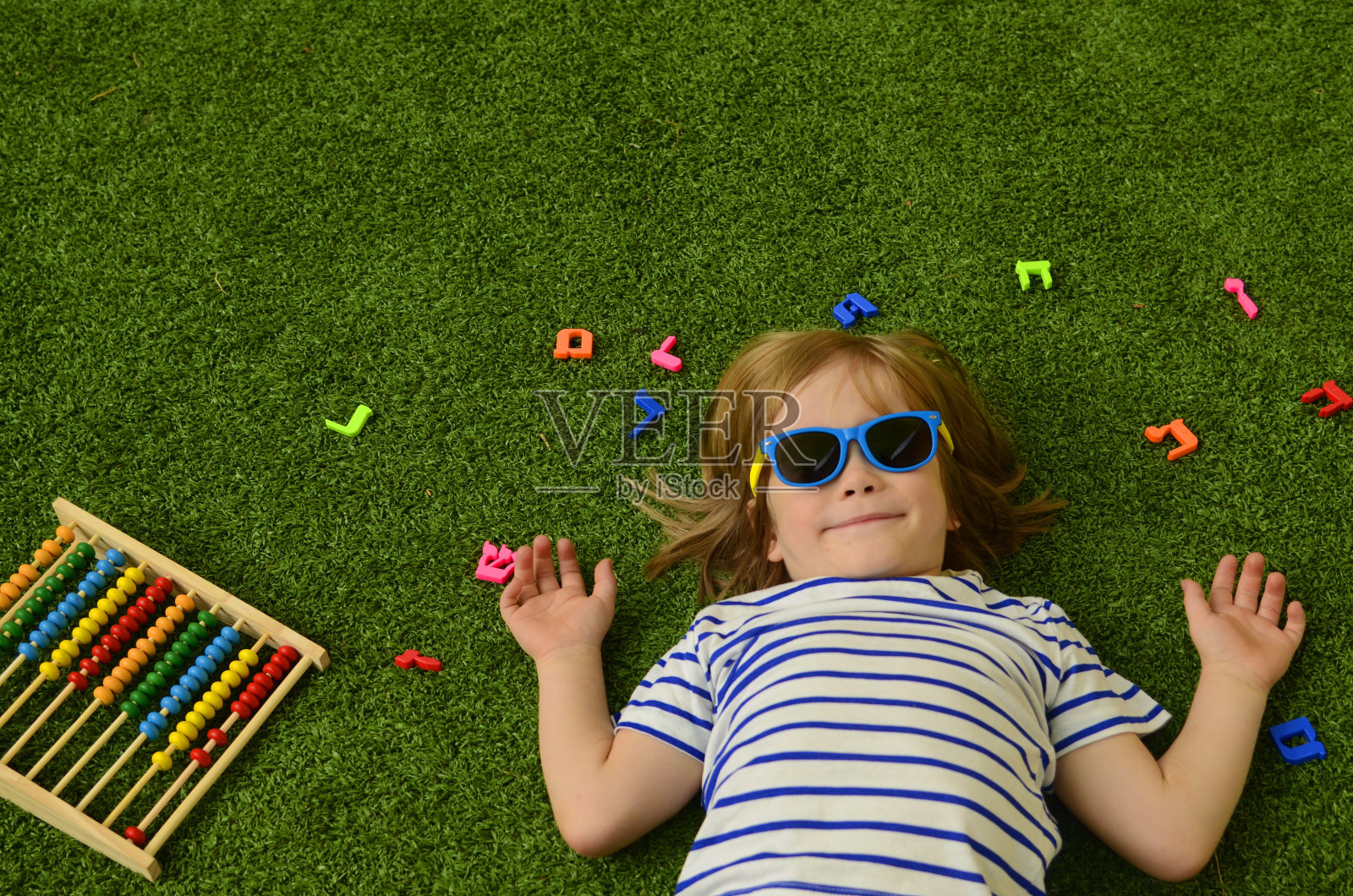 学龄前儿童学习希伯来语字母。男孩学习阅读希伯来语。概念：语言学习，回归照片摄影图片