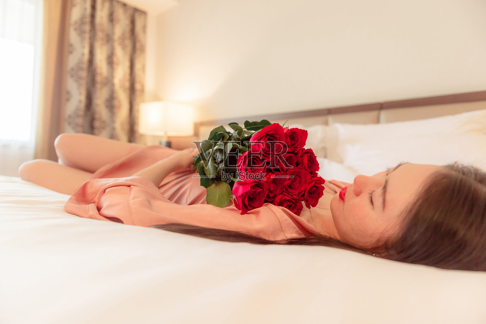 拿着玫瑰花的女人照片摄影图片