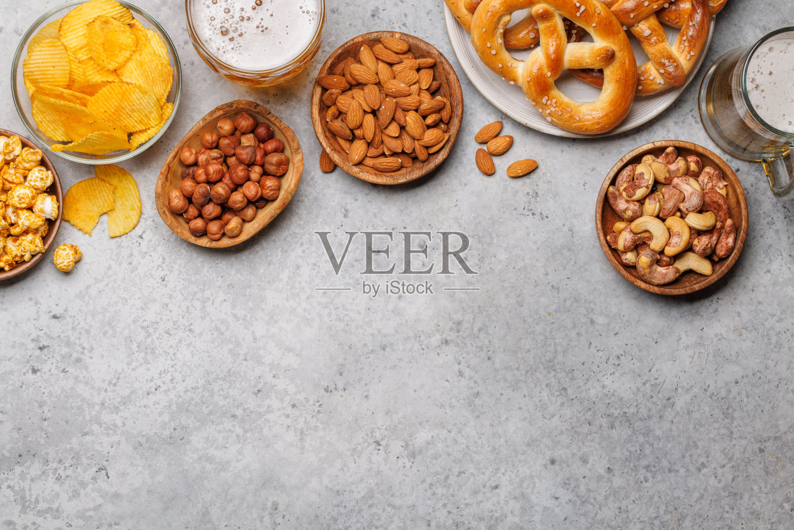 各式各样的啤酒摊:各种各样的点心选择照片摄影图片