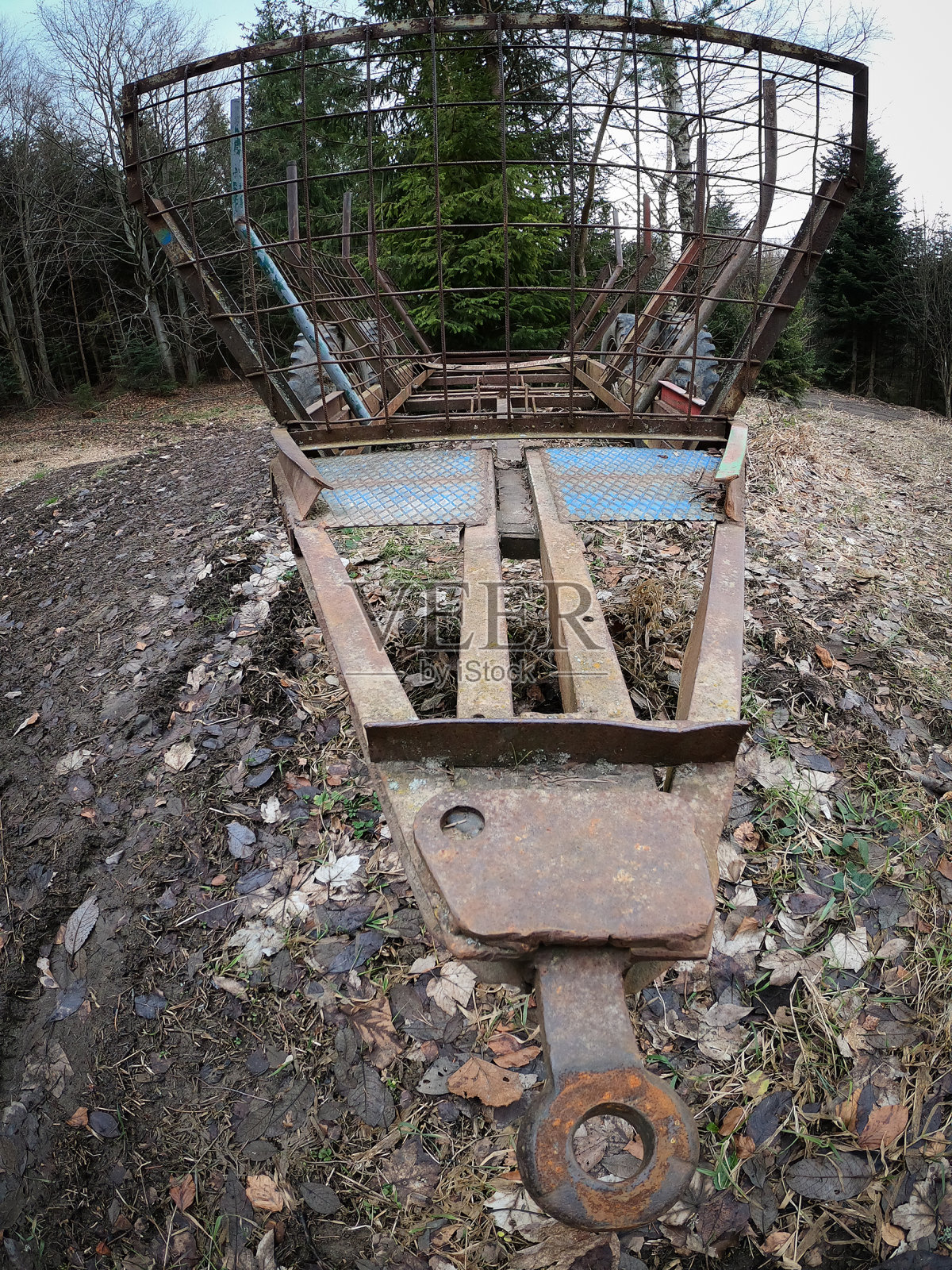老生锈的森林木材原木拖车照片摄影图片