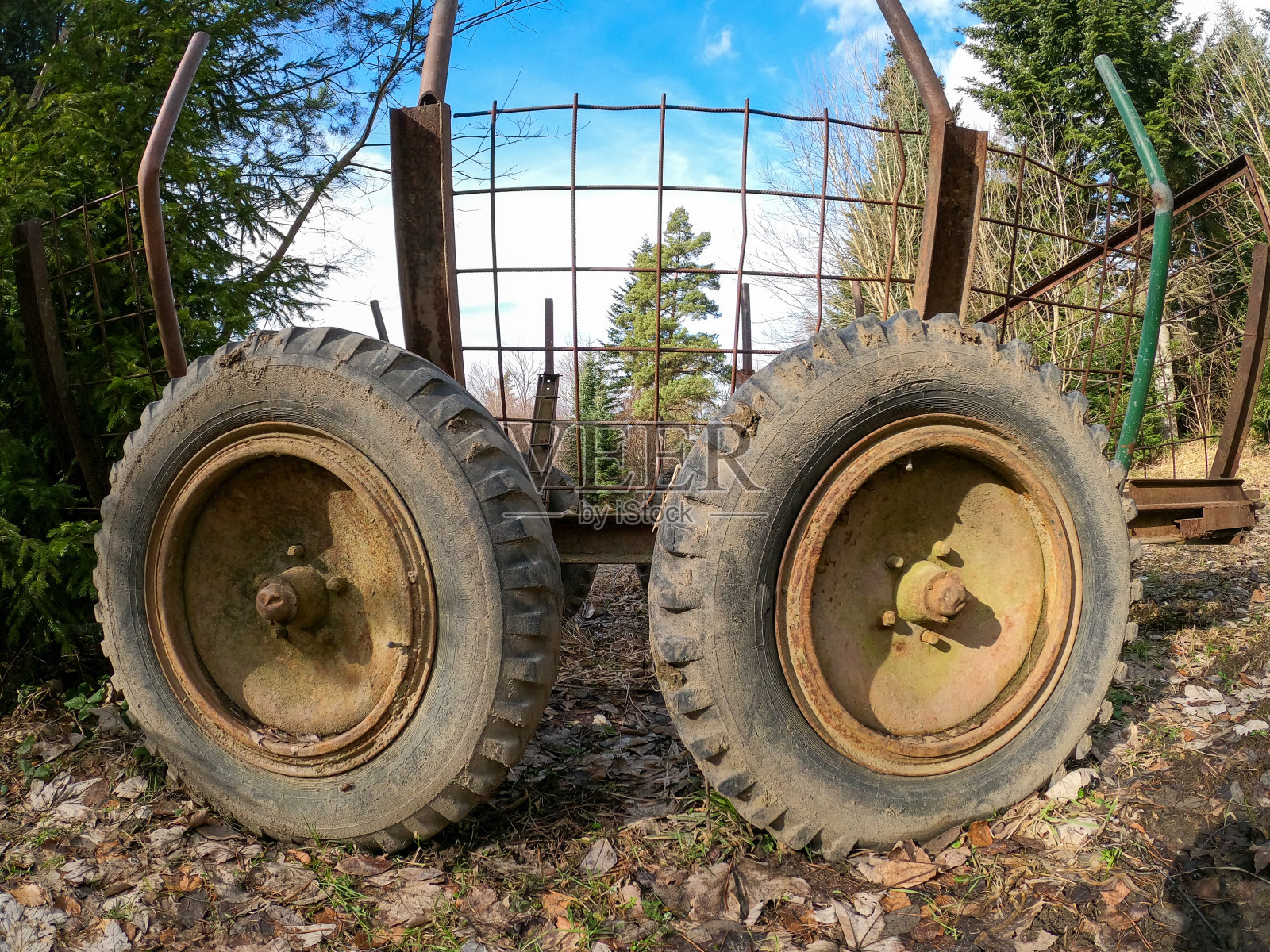 老生锈的森林木材原木拖车。斯洛伐克春天的莱卢乔斯基山。照片摄影图片
